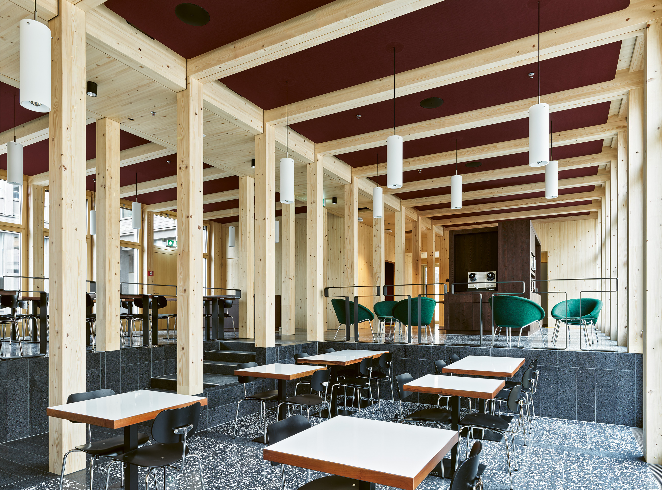 Der Holzbau als Konstante bis ins EG. Frühzeitig wurden Schallschutz, Brandschutz (Sprinkler) und Haustechnik integriert.