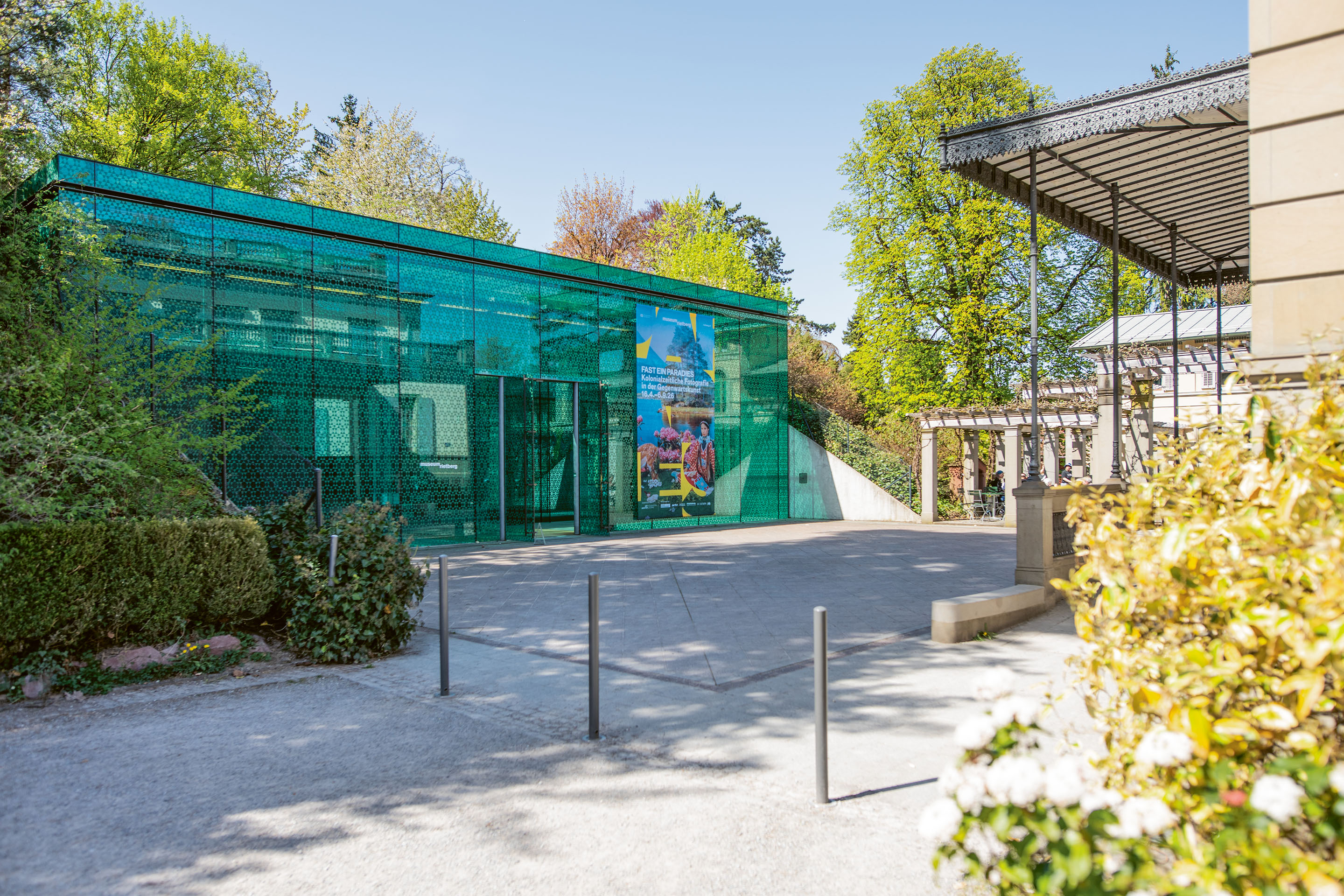 Die Erweiterung des Museums Rietberg (2006) in Zürich tritt nur durch den simplen Glaskörper  vis-à-vis der Villa Wesendonck in Erscheinung.  Die Ausstellungsflächen befinden sich unterirdisch.