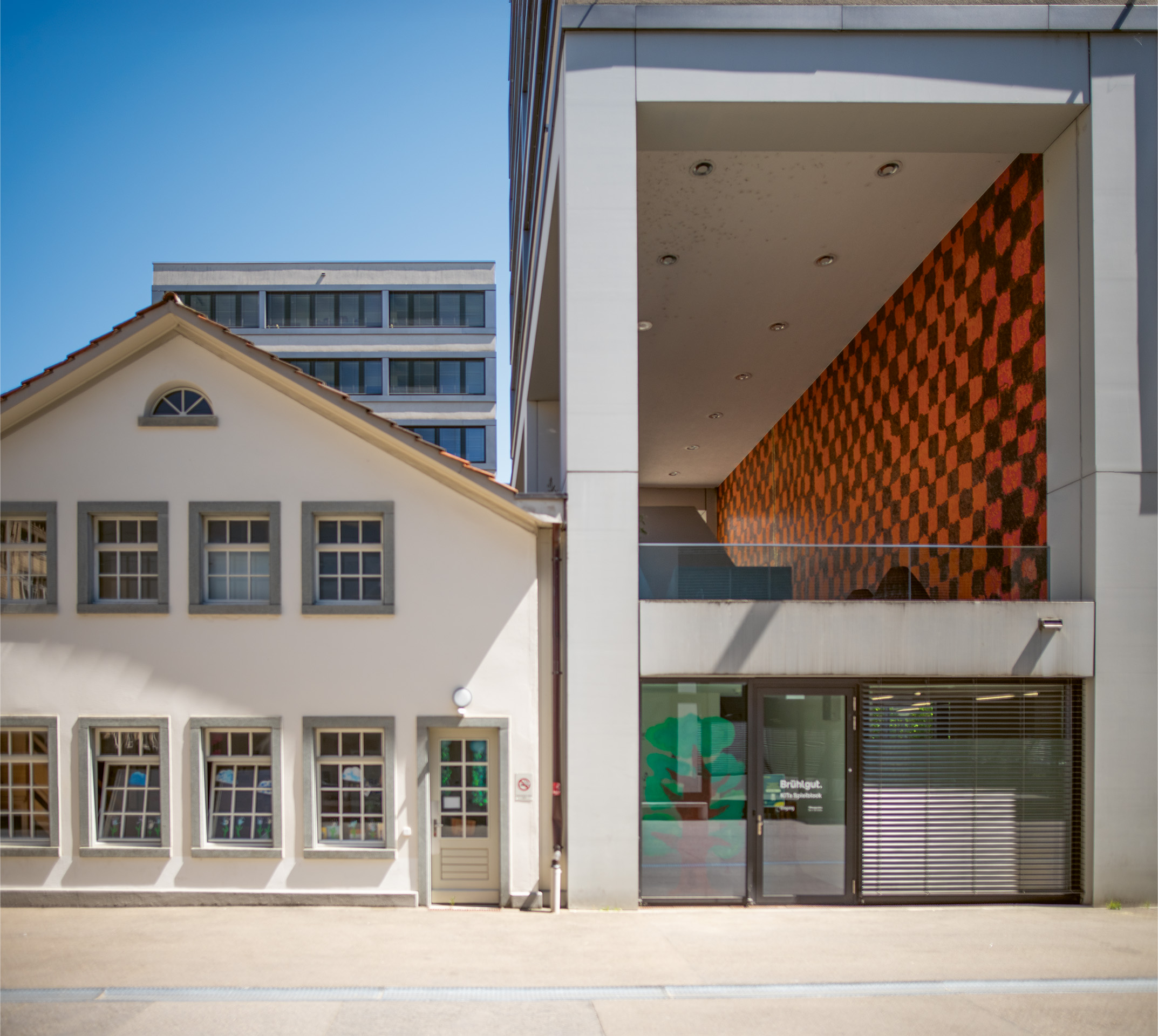Der Superblock (2015) auf dem Sulzerareal in Winterthur steht auf dem Fussabdruck der alten Produktionshalle 11. Eine farbige Mosaikwand ziert den Aussenraum des Kindergartens im 1. OG.