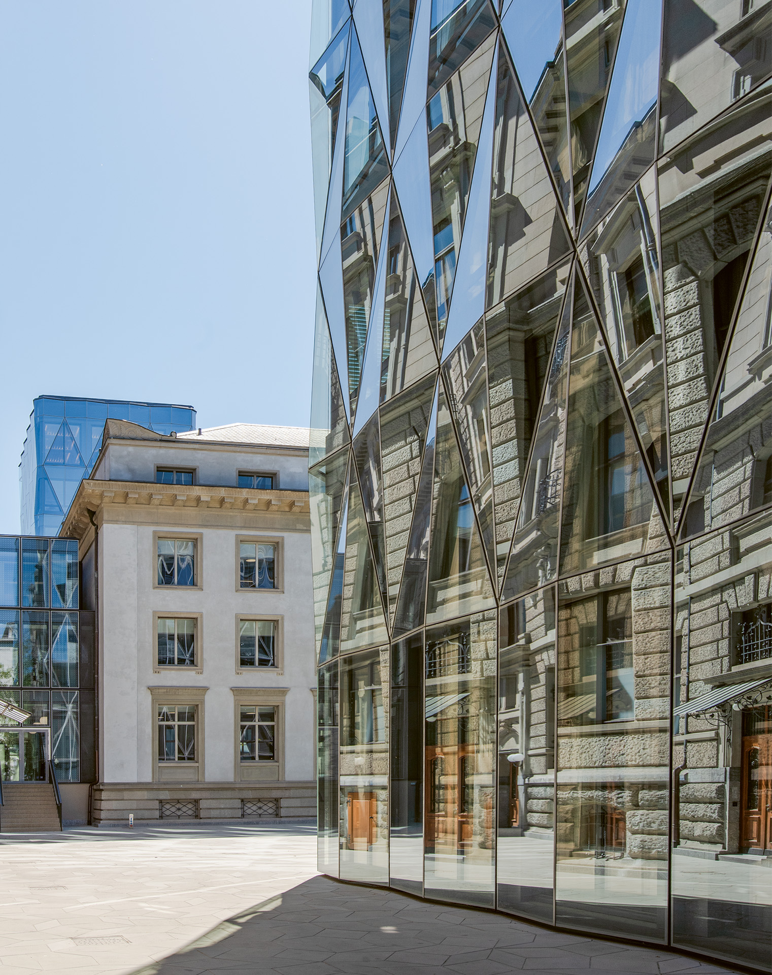 Der Hauptsitz der Zurich Insurance Group (2021) am Mythenquai zeichnet sich durch die Gegenüberstellung detailreicher Fassaden der alten und neuen Gebäudeteile aus.