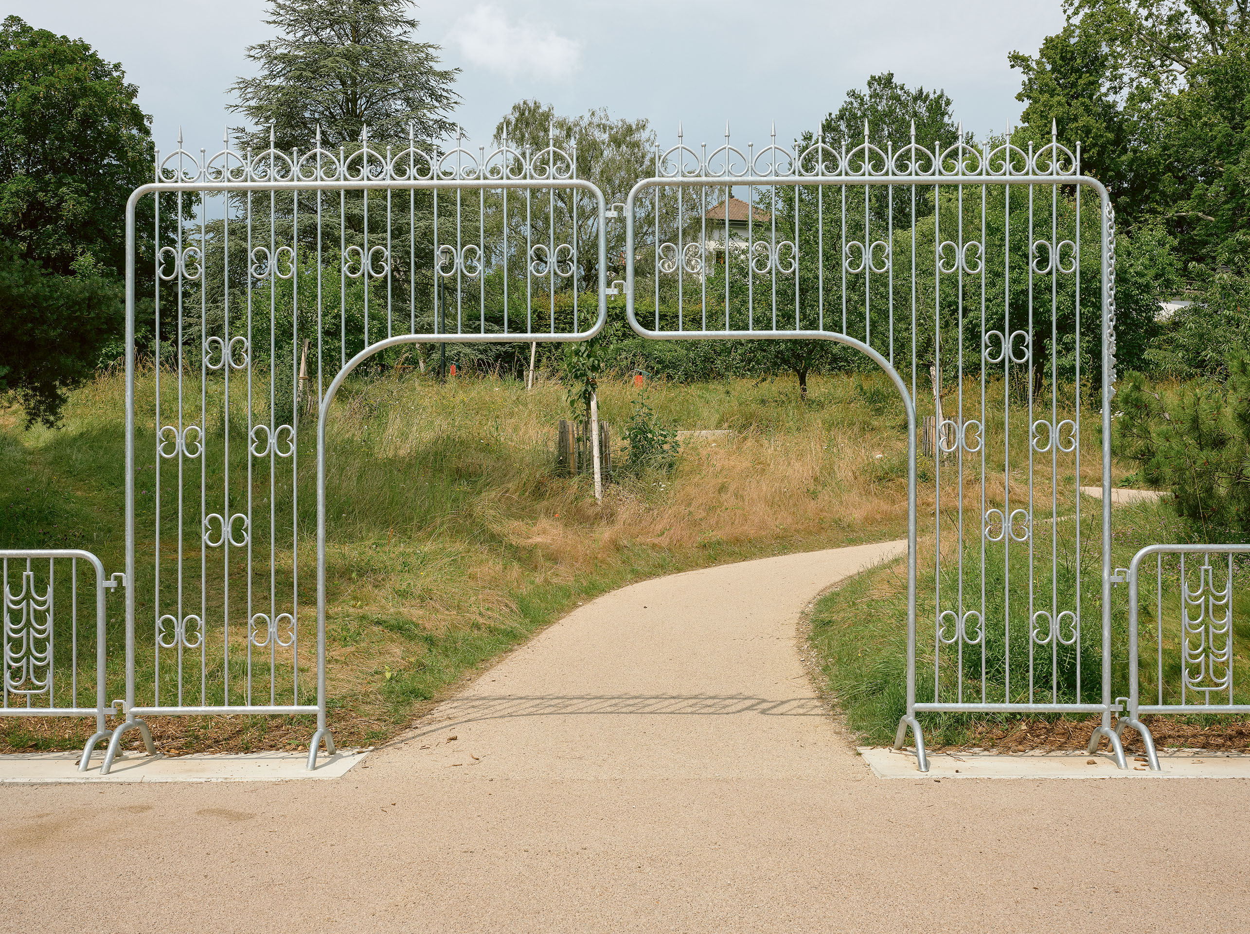 Vue frontale de l’œuvre SARA de l’artiste Angeles Rodriguez, à Lancy.