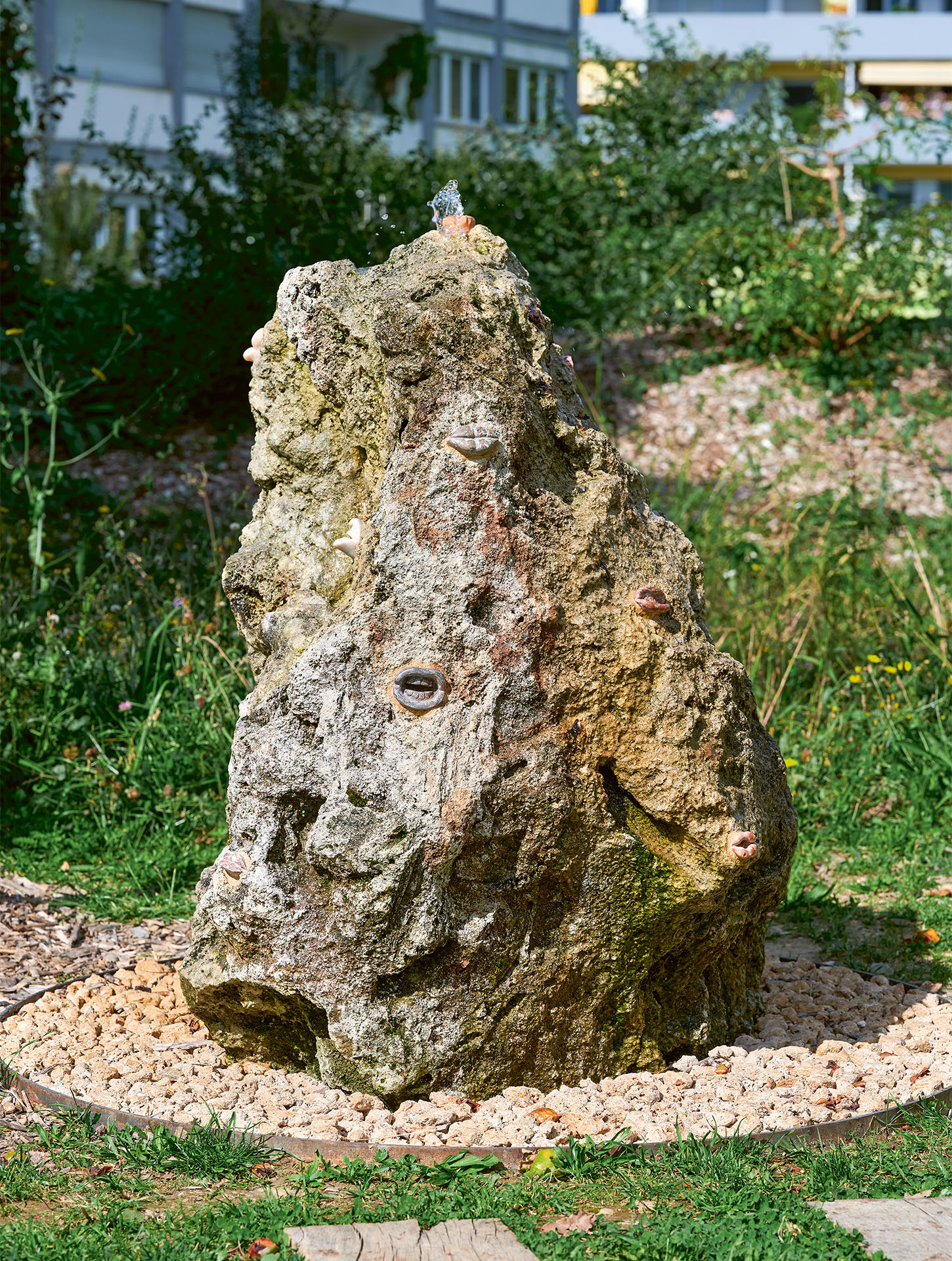 "Fontaine aux nymphes", 2025, tuf calcaire, matière organique végétale, marbre, eau, collection du Fonds cantonal d'art contemporain et de la Commune de Thônex.