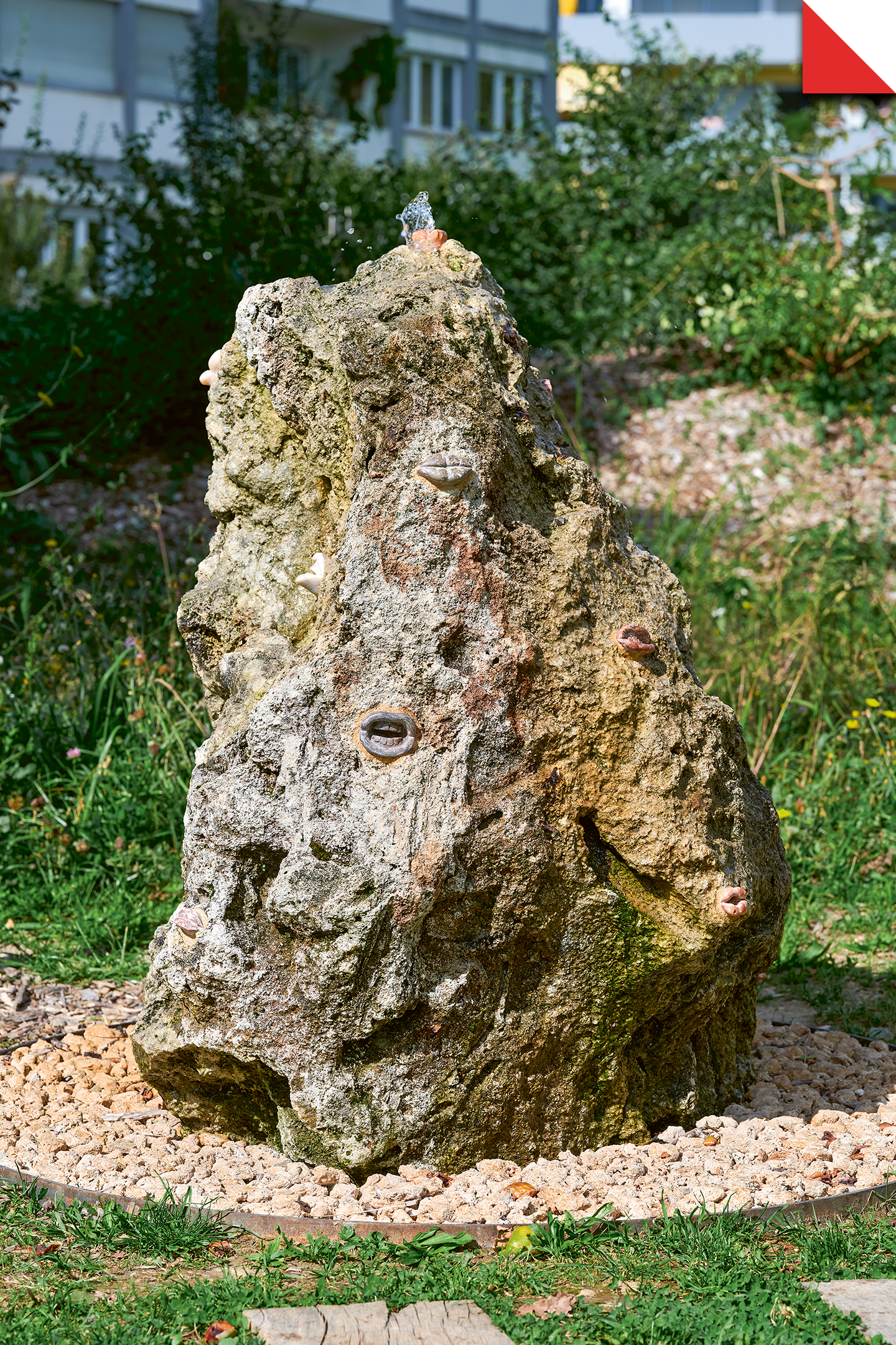 "Fontaine aux nymphes", 2025, tuf calcaire, matière organique végétale, marbre, eau, collection du Fonds cantonal d'art contemporain et de la Commune de Thônex.