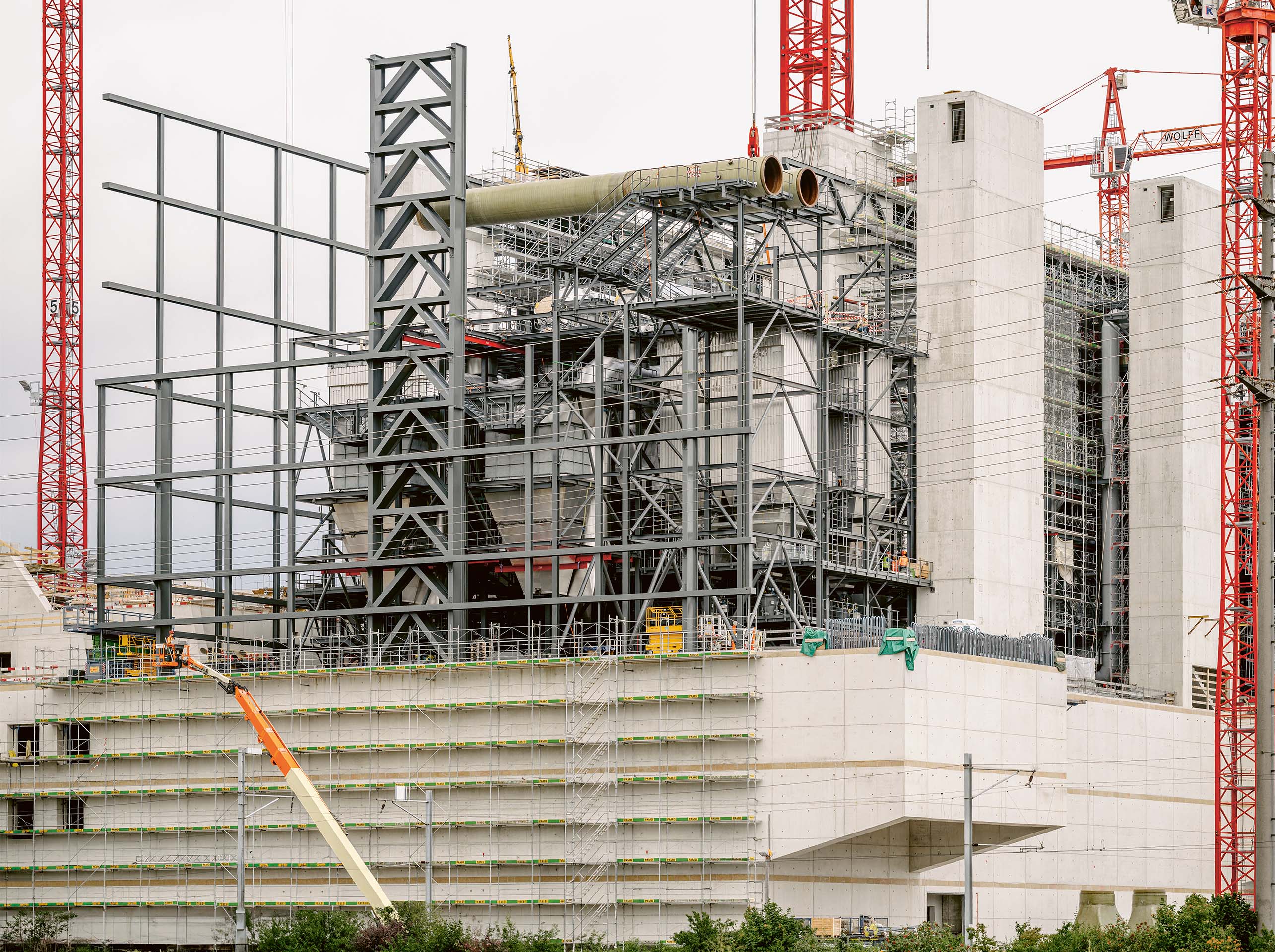 Energiezentrale kenova, Baustelle mit Betonsockel