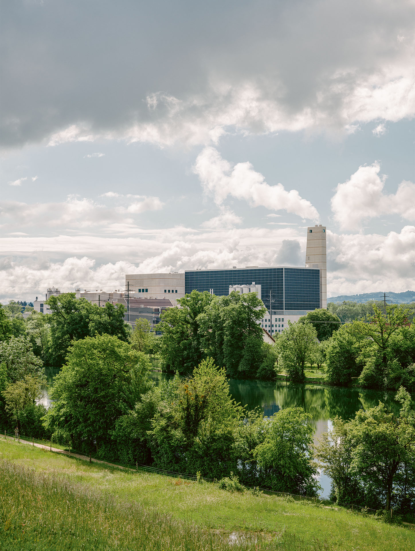 Energiezentrale kenova, Ansicht in der Landschaft