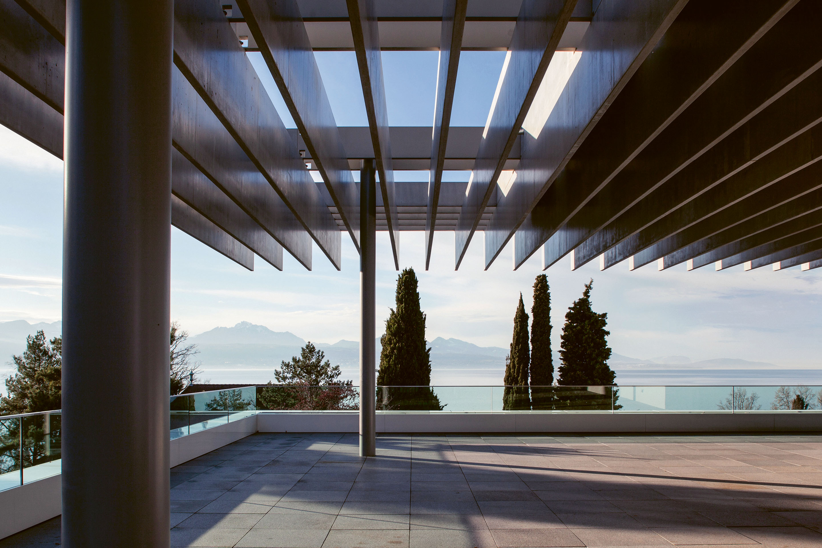 Musée olympique de Lausanne. Poutres élancées en CFUP utilisées pour la pergola