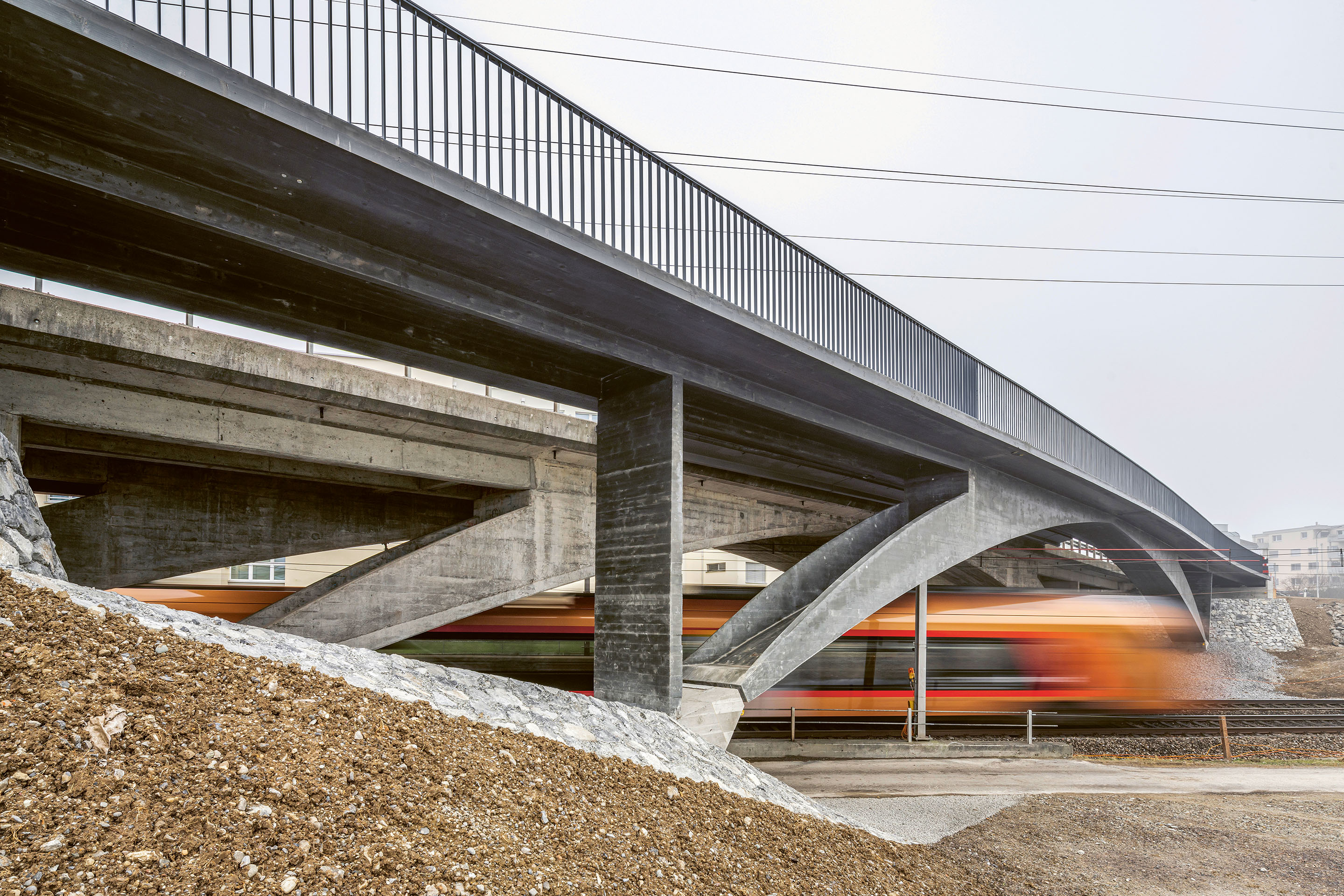 Passerelle de Hirschen, avec son arc à triple articulations réalisé en CFUP