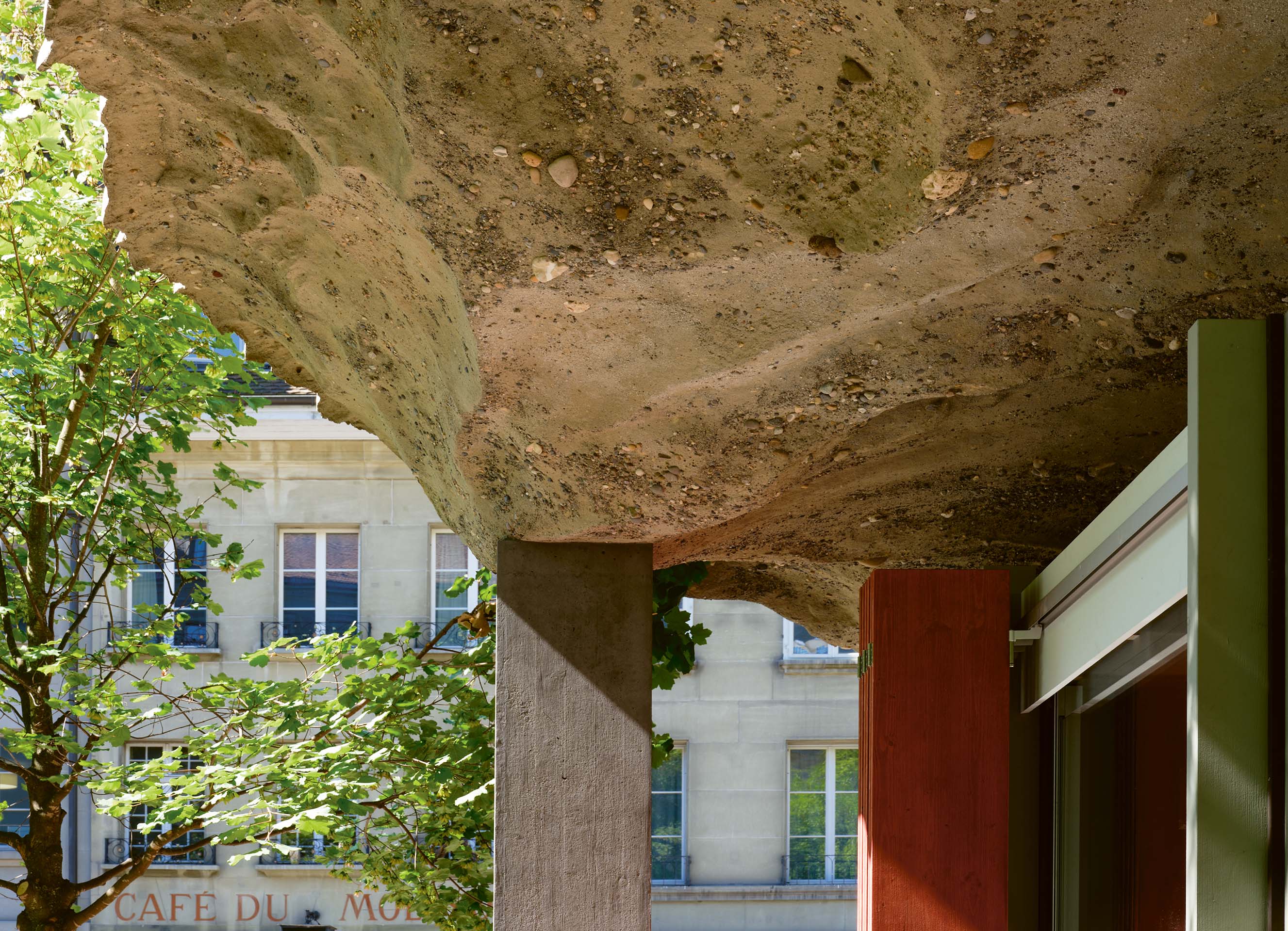 Die Negativform für die schwebende Beton­skulptur wurde aufwändig von Hand in Sand modelliert.