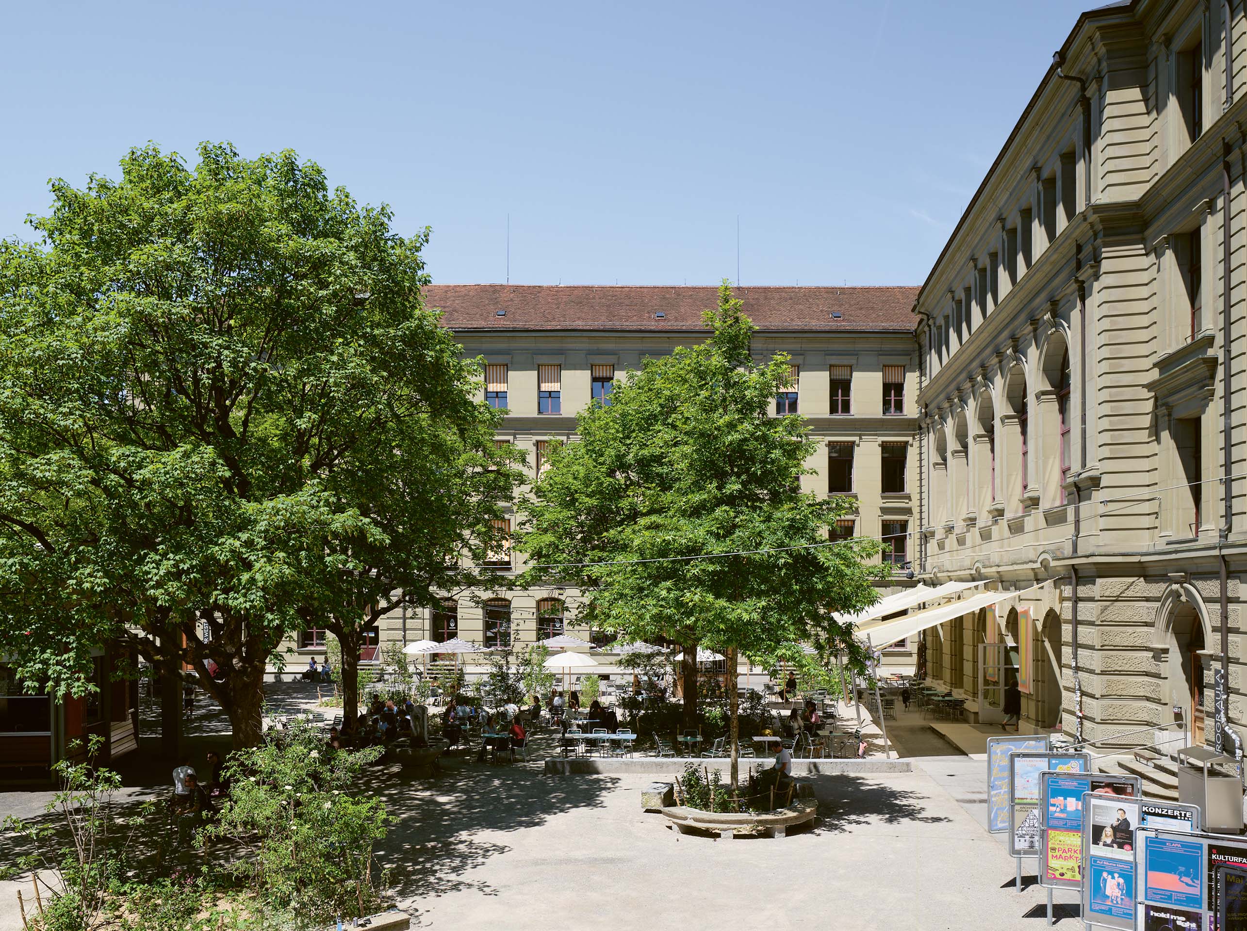 Entlang der Fassade verläuft ein neuer Sockel, der mal Bank, mal Rampe und mal Treppe ist.