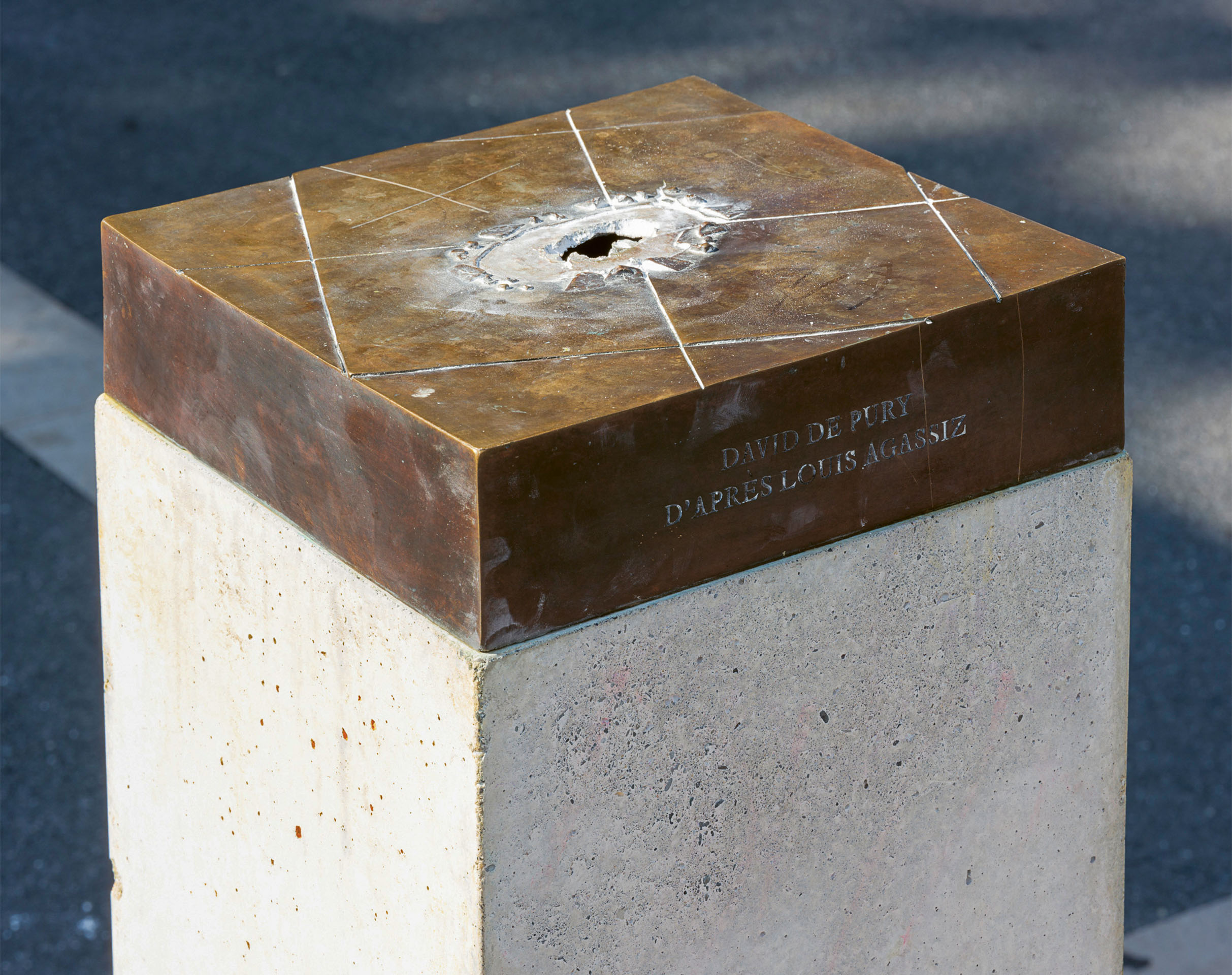Vue de la sculpture détruite quelques jours après l’acte iconoclaste