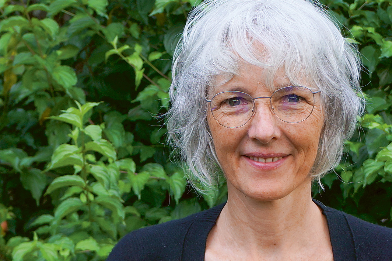 Tina Heger ist Biologin, Lehrbeauftragte an der TU München und Honorarprofessorin an der Leuphana Univeristät Lüneburg. Sie hat zu invasiven Arten doktoriert und zu neuen Ökosystemen geforscht. Heger ist interdisziplinär vernetzt und engagiert sich angesichts der Biodiversitätskrise in vielfältigen Kontexten. Zusammen mit Kunstschaffenden war sie Mitgründerin einer NGO zur Förderung der Mensch-Natur-Beziehung.