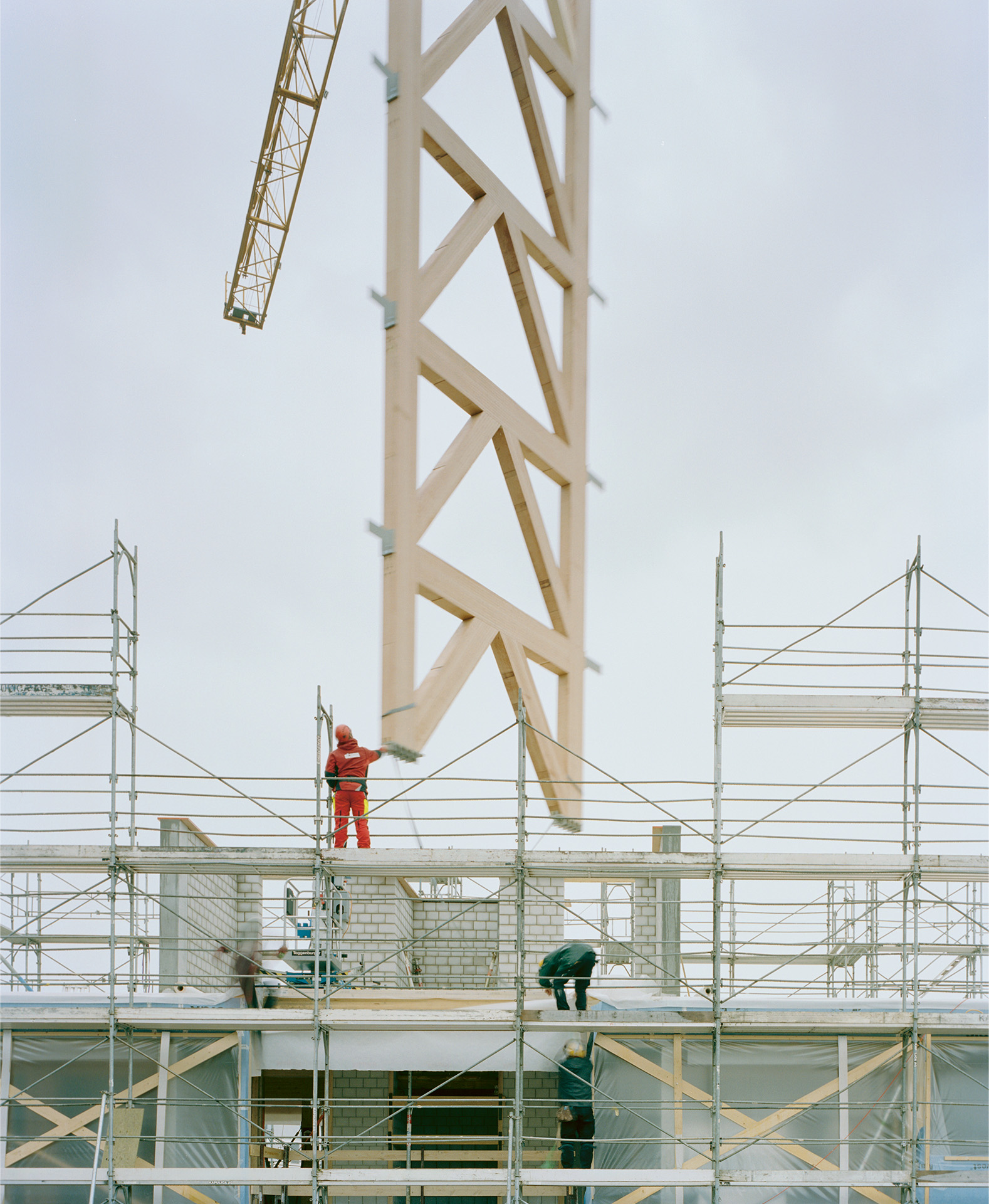 riesiger Fachwerkträger, der in die Fassade eingesetzt wird