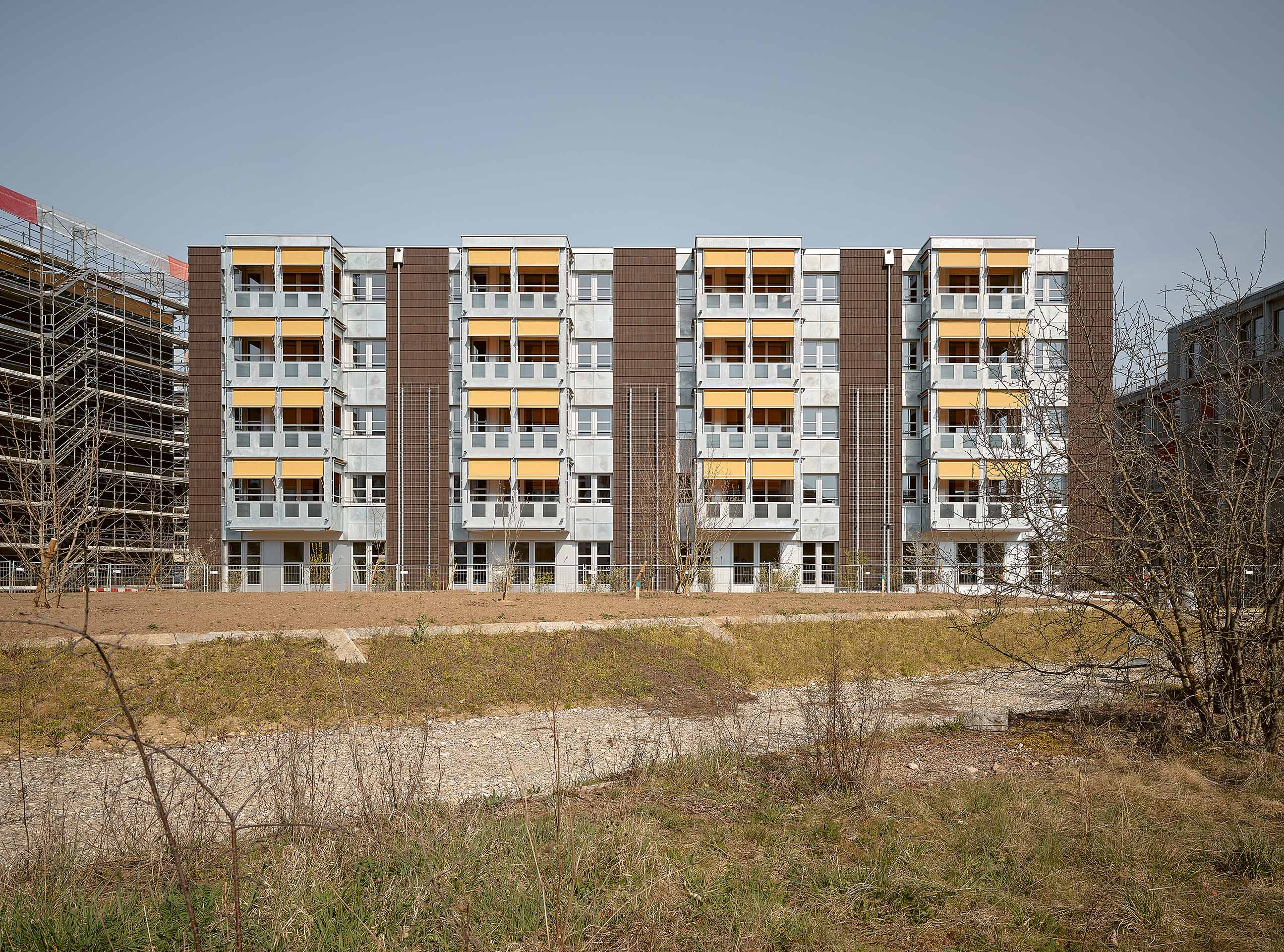 Ansicht der Fassade mit Holzschindeln und Balkonen aus Stahl