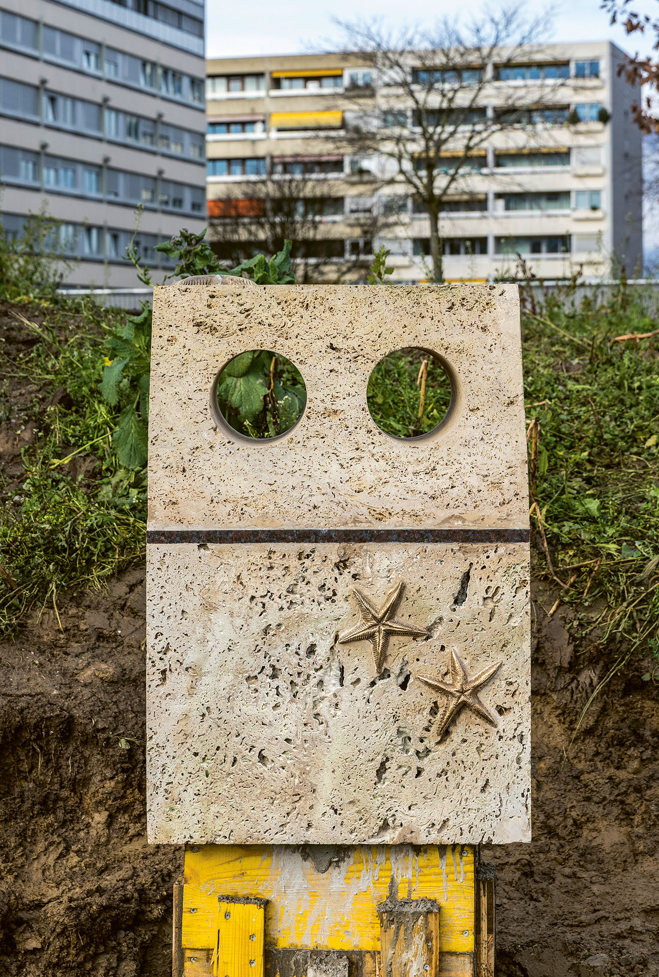 "Vivantes", 2025, ensemble de cinq sculptures, pierres de tuf, marbre, bronze, biotope moussu, collection du Fonds d'art contemporain de la ville de Meyrin.