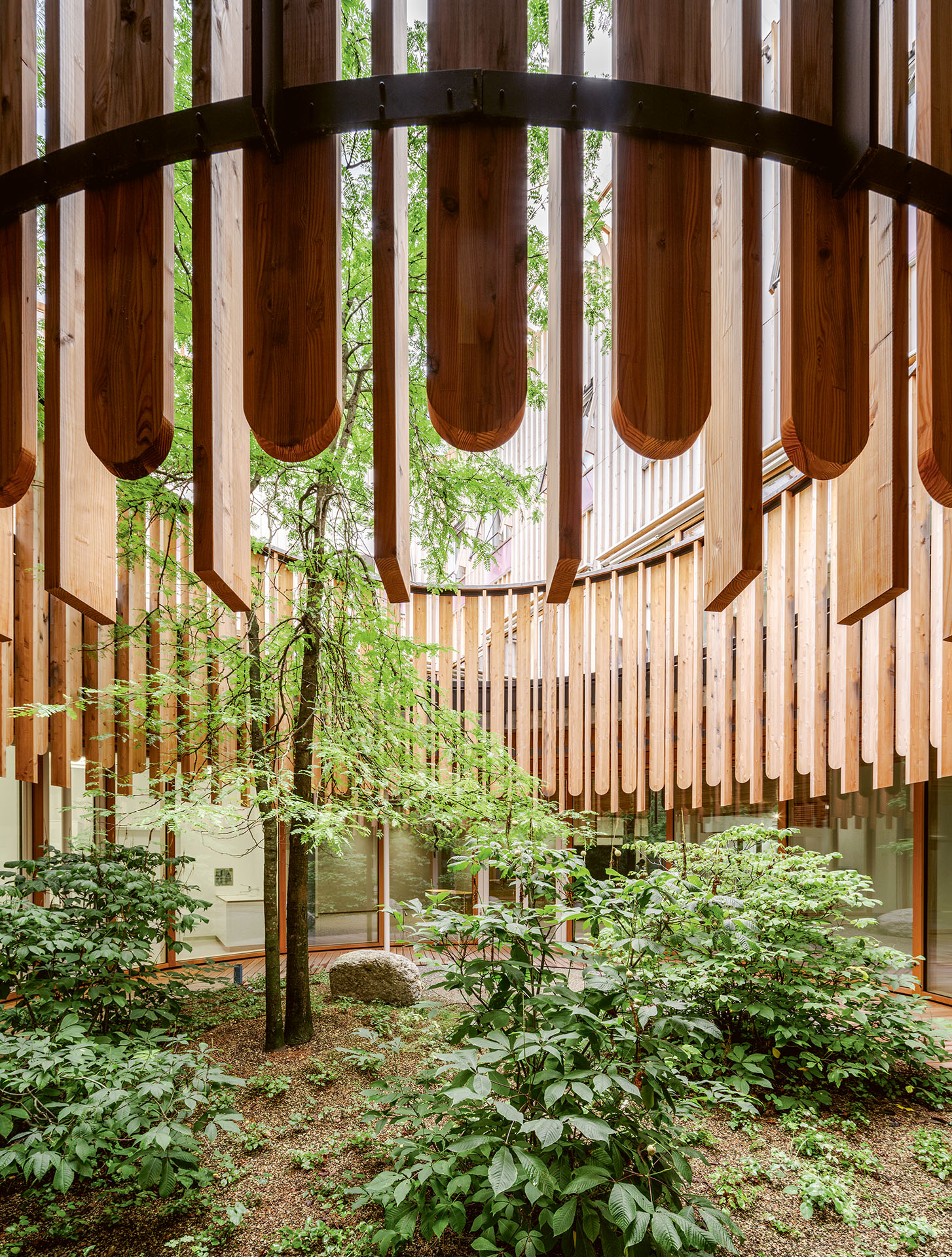 Die zylindrischen Innenhöfe bringen Tageslicht und Vegetation ins Innere des Spitals.