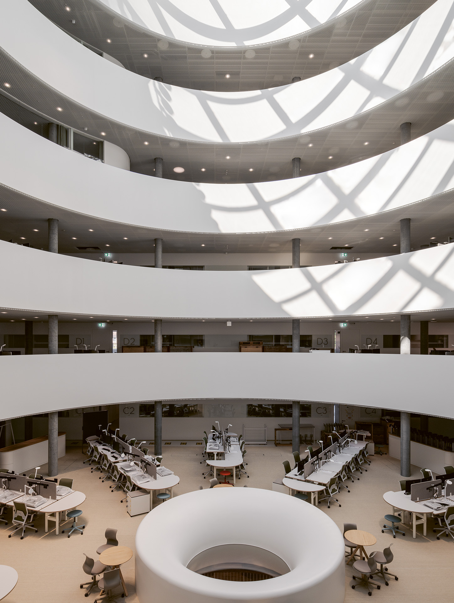 Der Zylinder bildet im Inneren des Laborgebäudes ein zentrales Atrium.