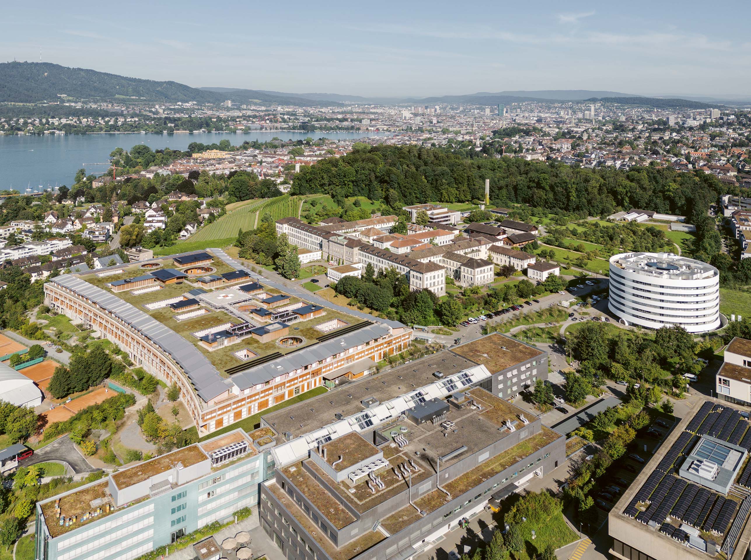 Zylinder verbinden gestalterisch das Akutspital (links) und das Laborgebäude (rechts).