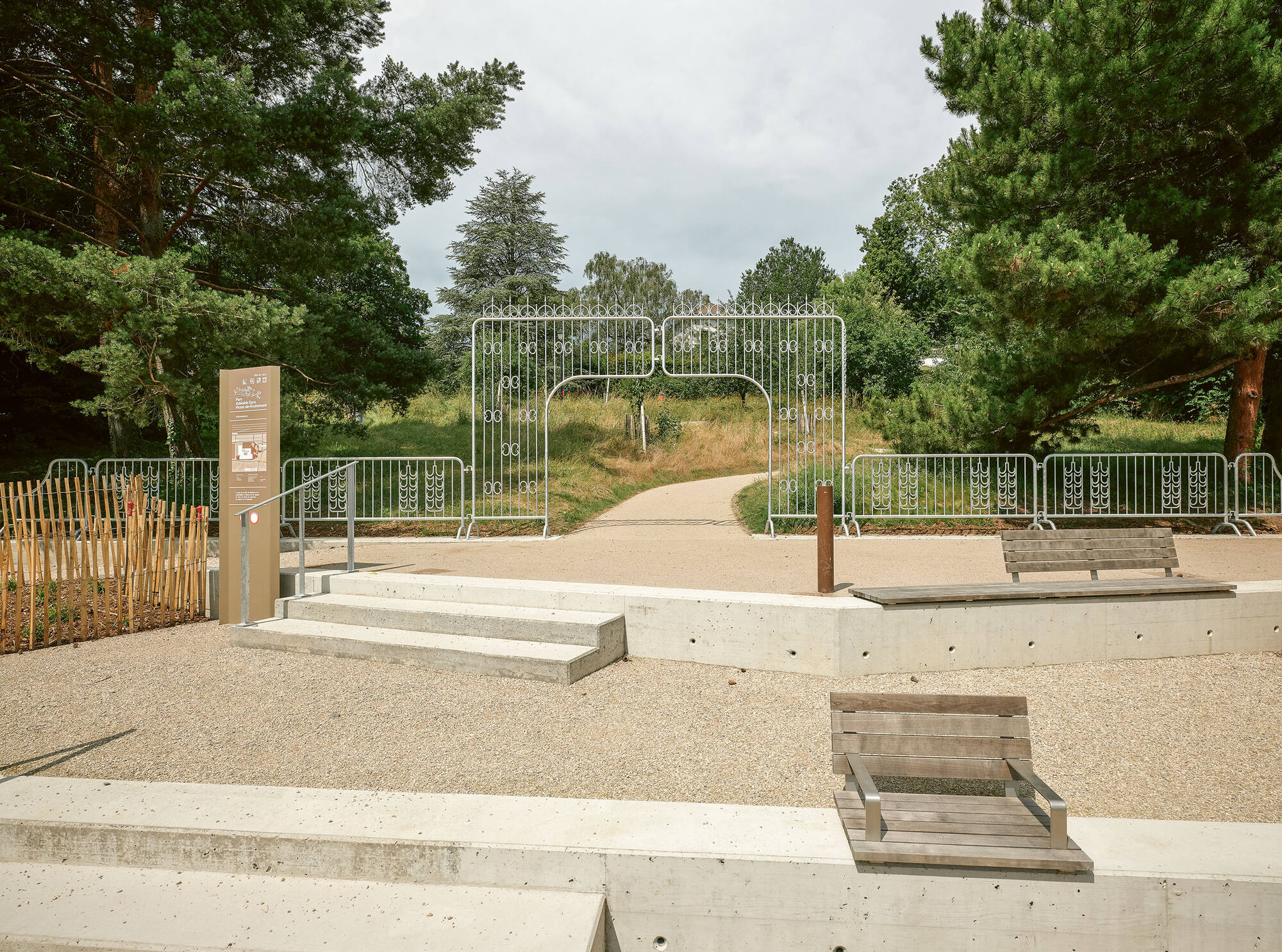 L'œuvre d'Angeles Rodriguez est située à la limite entre le parc du quartier Adret Pont-Rouge et celui de la Mairie.
