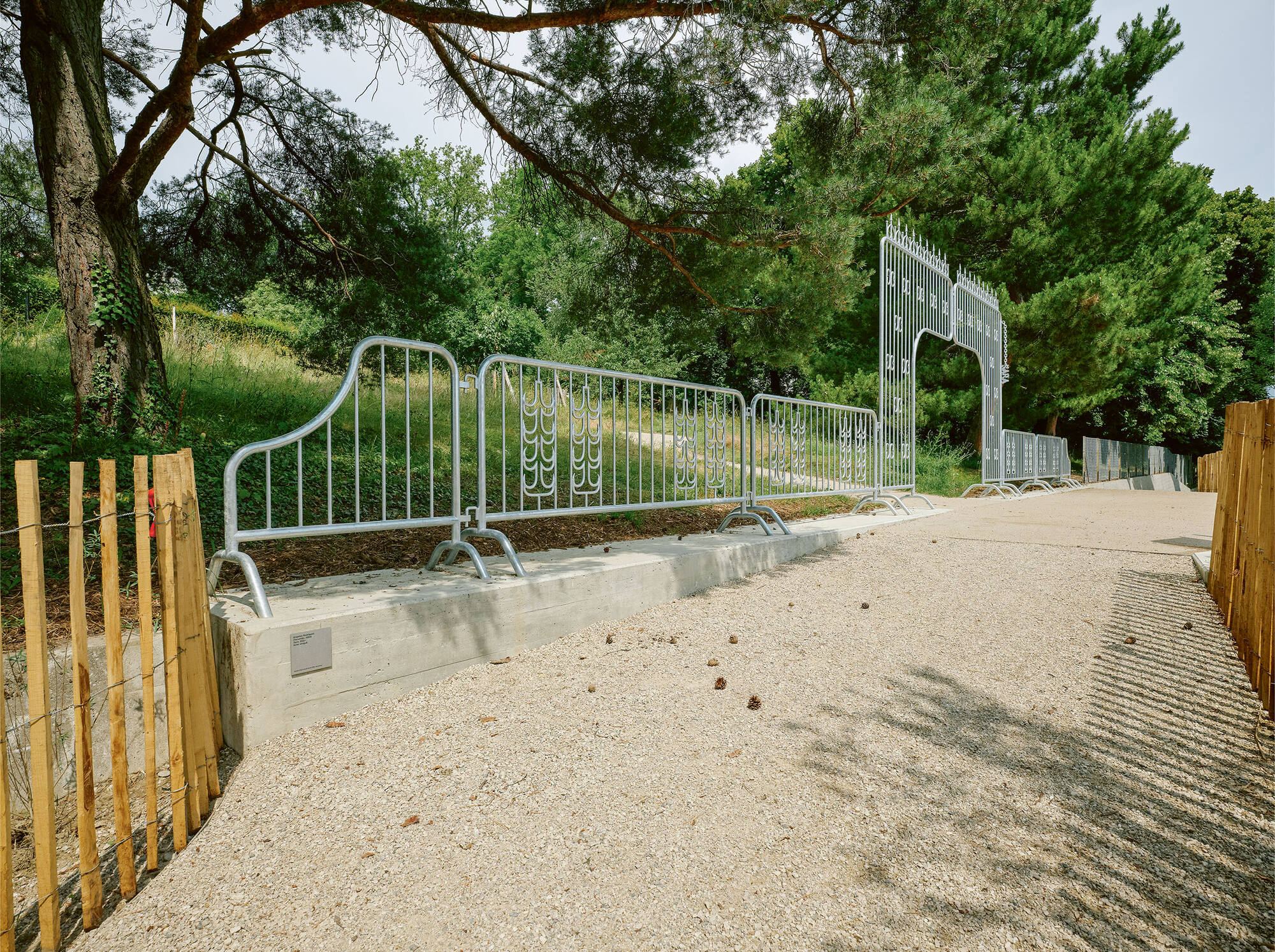 L'œuvre SARA vue depuis le parc Adélaïde Sara Pictet de Rochemont.