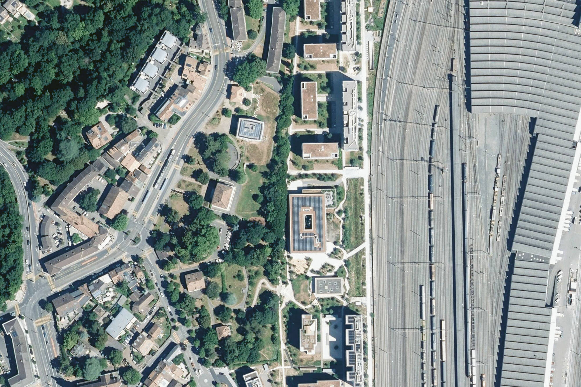 2025. Le quartier Adret Pont-Rouge occupe désormais la frange urbaine à la limite entre le parc de la Mairie et les rails. L'emplacement de SARA est signalé par un point.