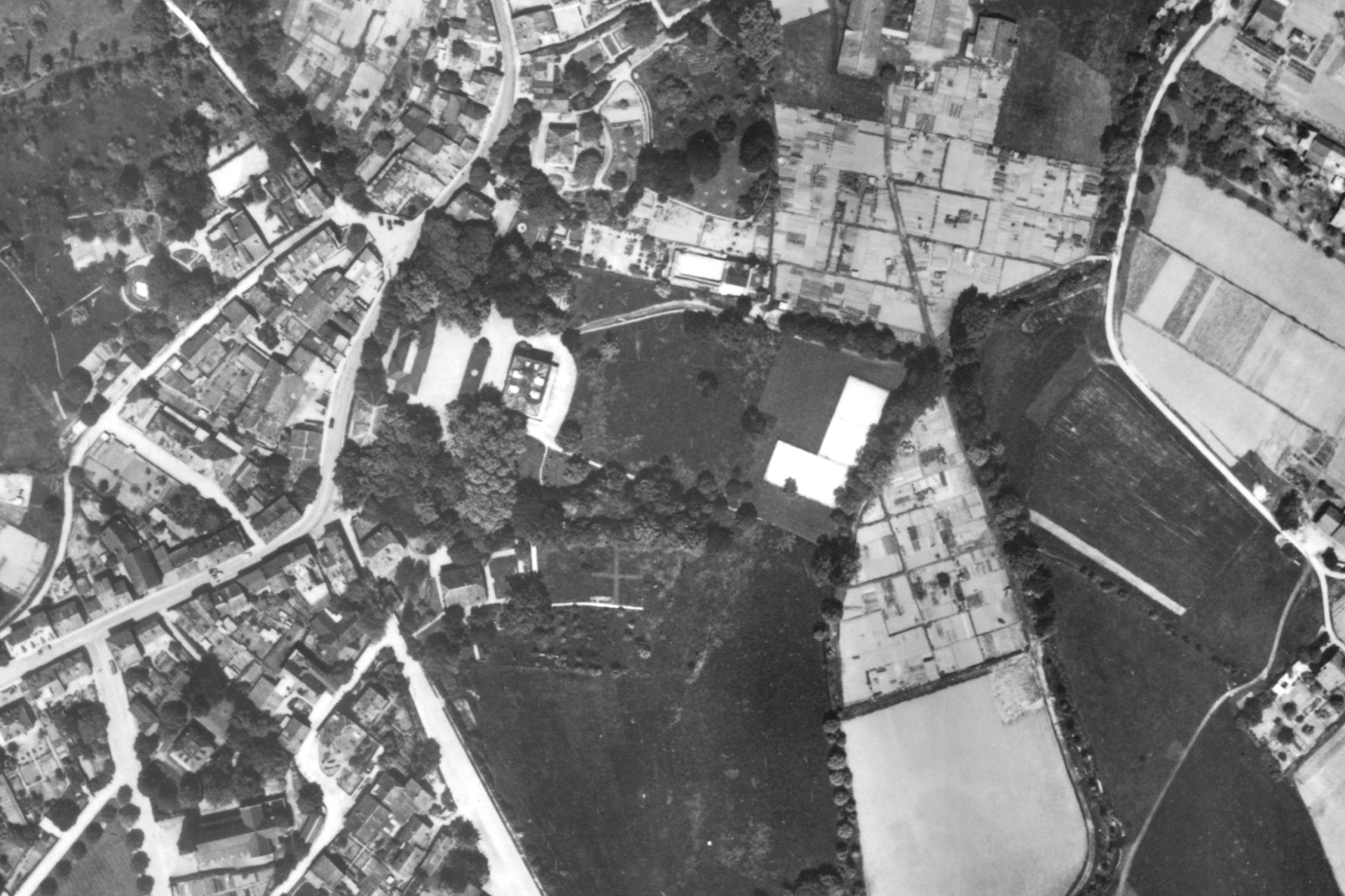1932. La plaine est en grande partie dédiée à l'agriculture.