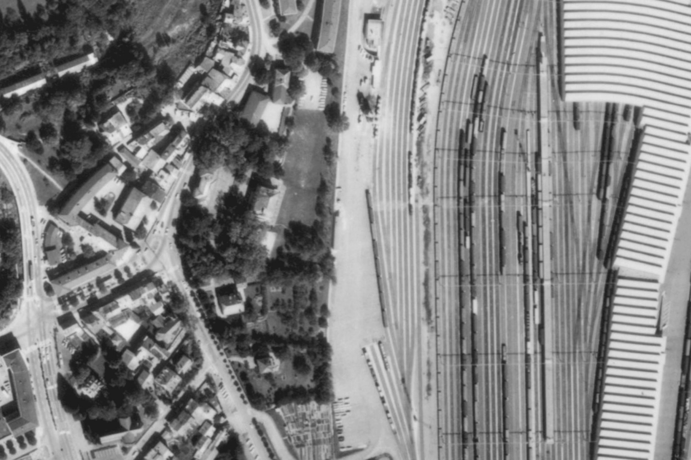 1969. La plaine s'est industrialisée. On y a construit la gare de marchandises de la Praille.