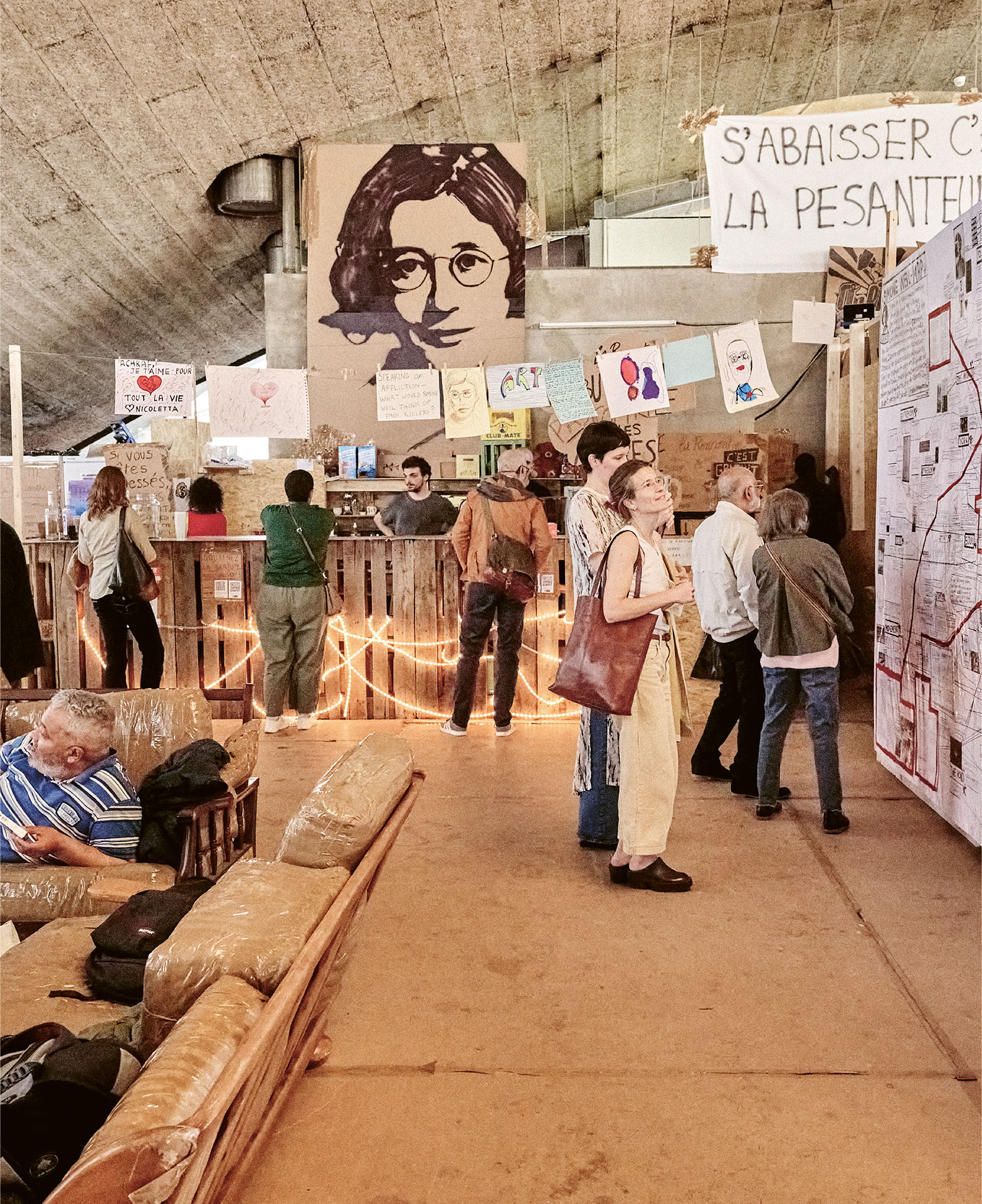 Intérieur du Pavillon Simone Weil avec le bar et le portrait de Simone Weil
