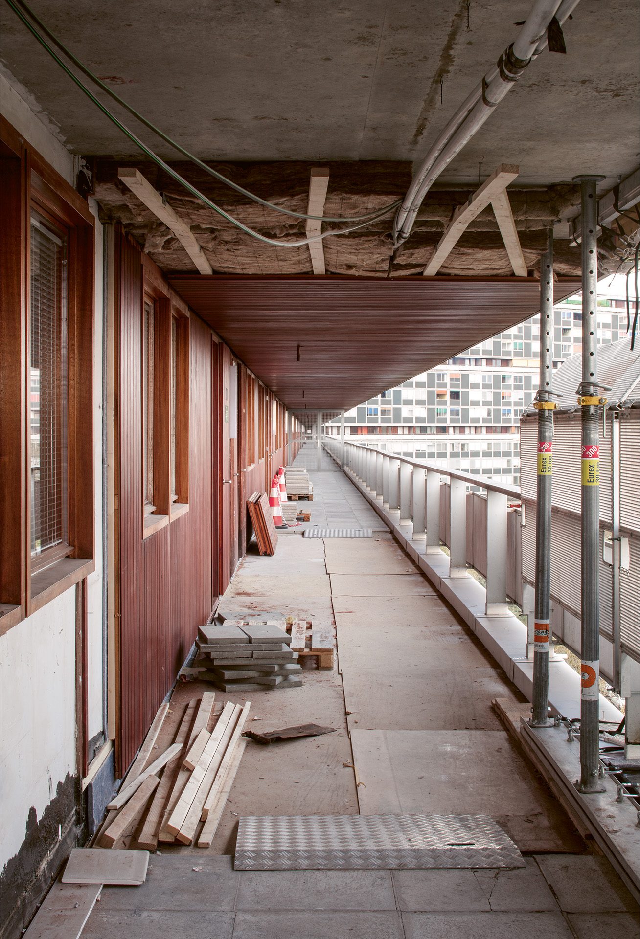 Travaux d'entretien et de réfection de la coursive du 4e étage à la Cité du Lignon.