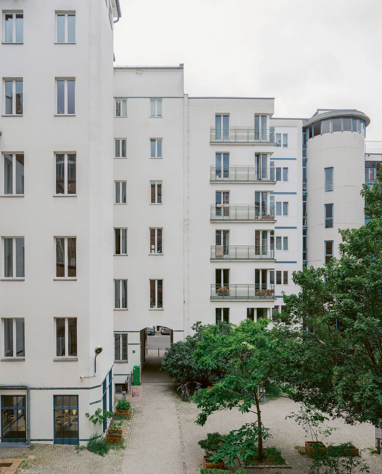 Façade de la WeiberWirtschaft, coopérative féministe à Berlin Est, rénovée par Inken Baller.