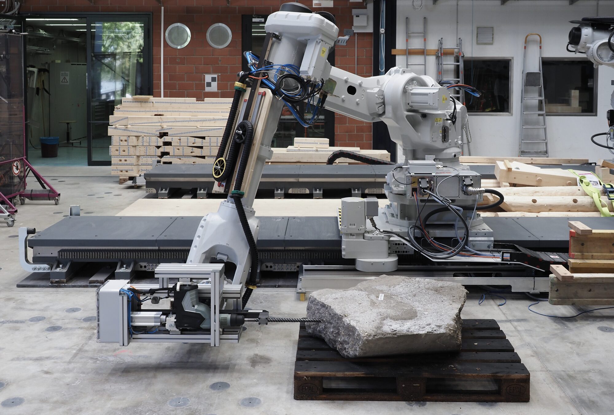 Bras robotique forant un bloc de béton de déconstruction, Digital Upcycling, SXL et CRCL EPFL, 2023