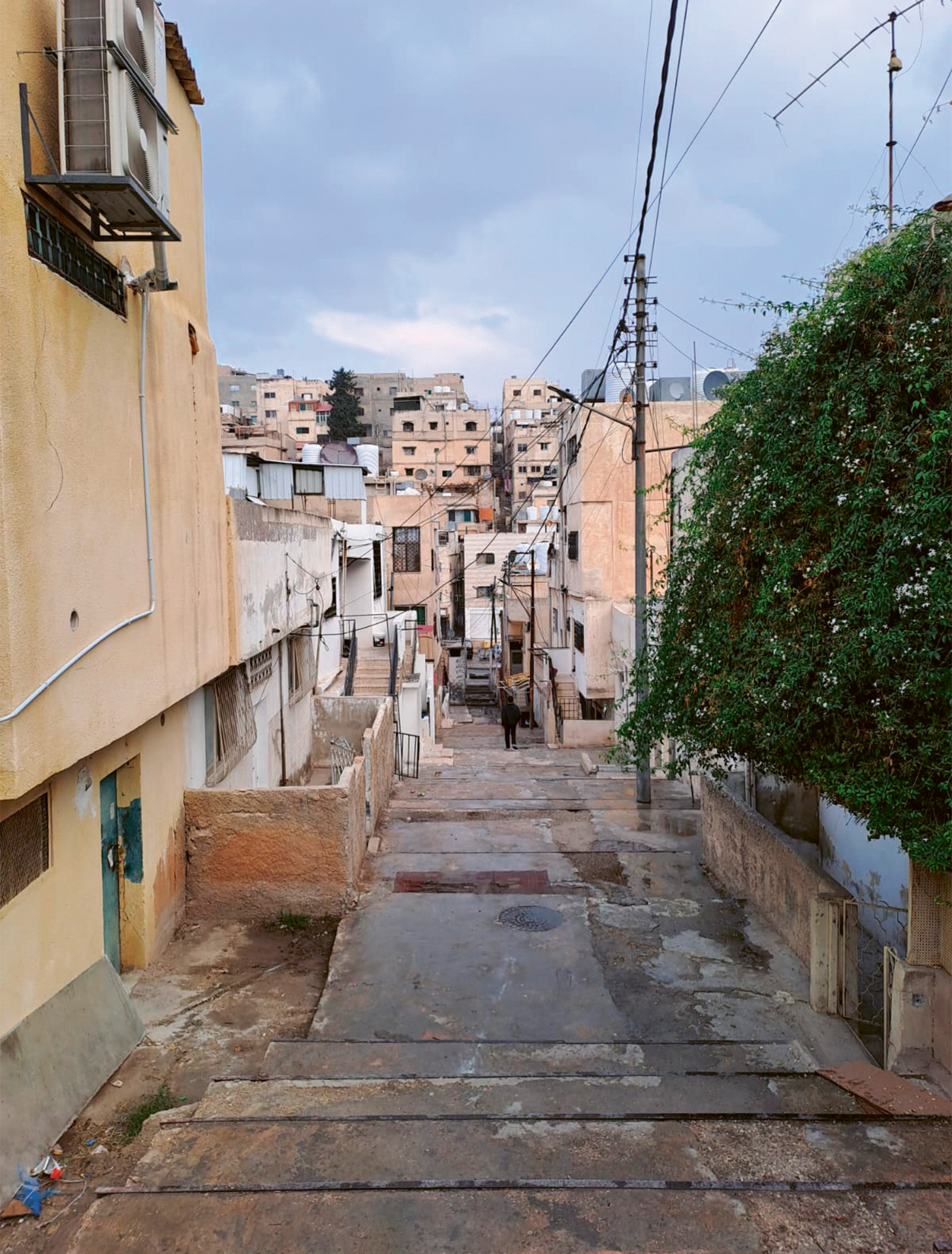 Veduta di una strada di Al-Wehdat.