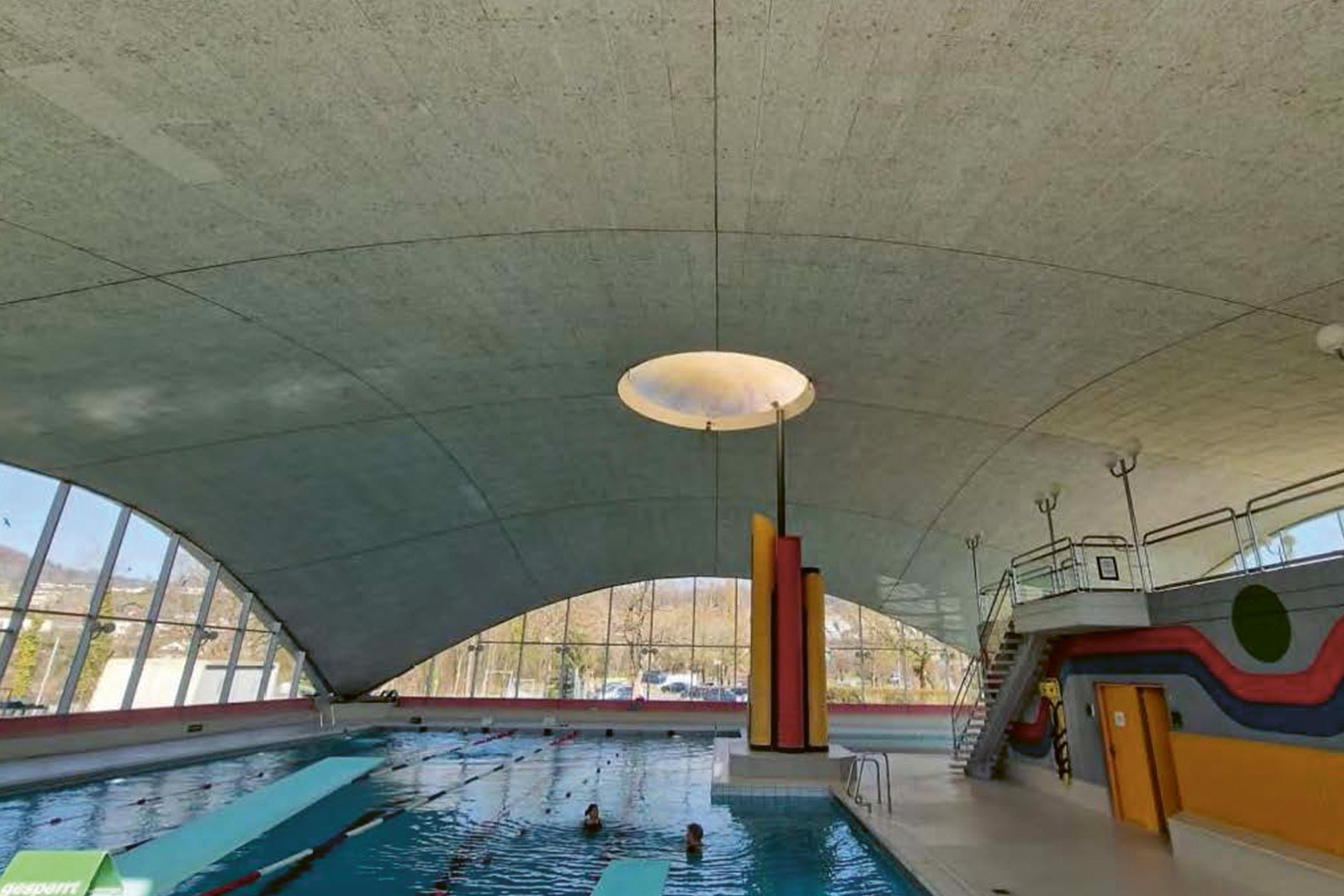 Hallenbad Brugg Betonschale Isler Innensicht