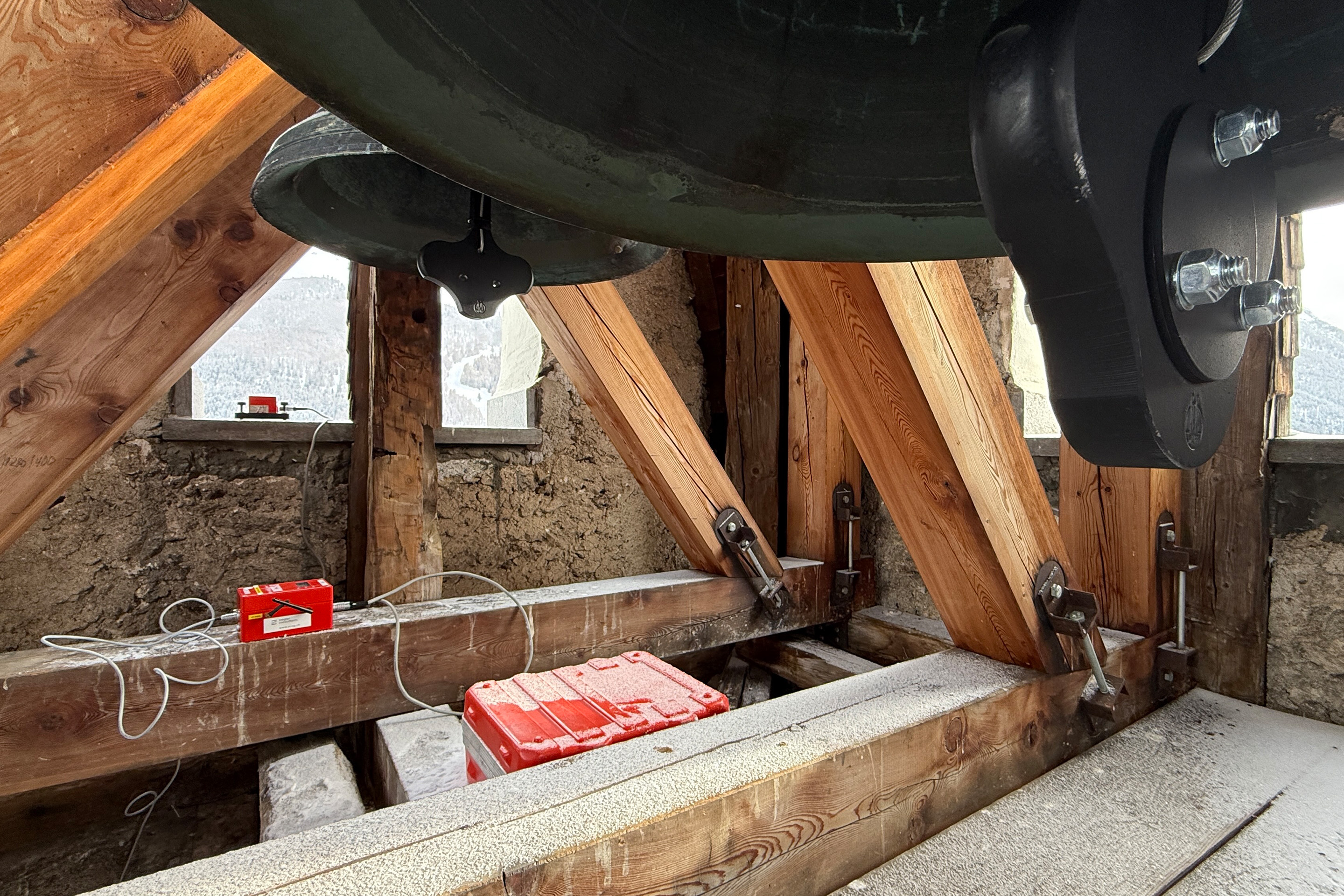 Kirche Zuoz Messung Glocke Schwingung Klöppel Foto