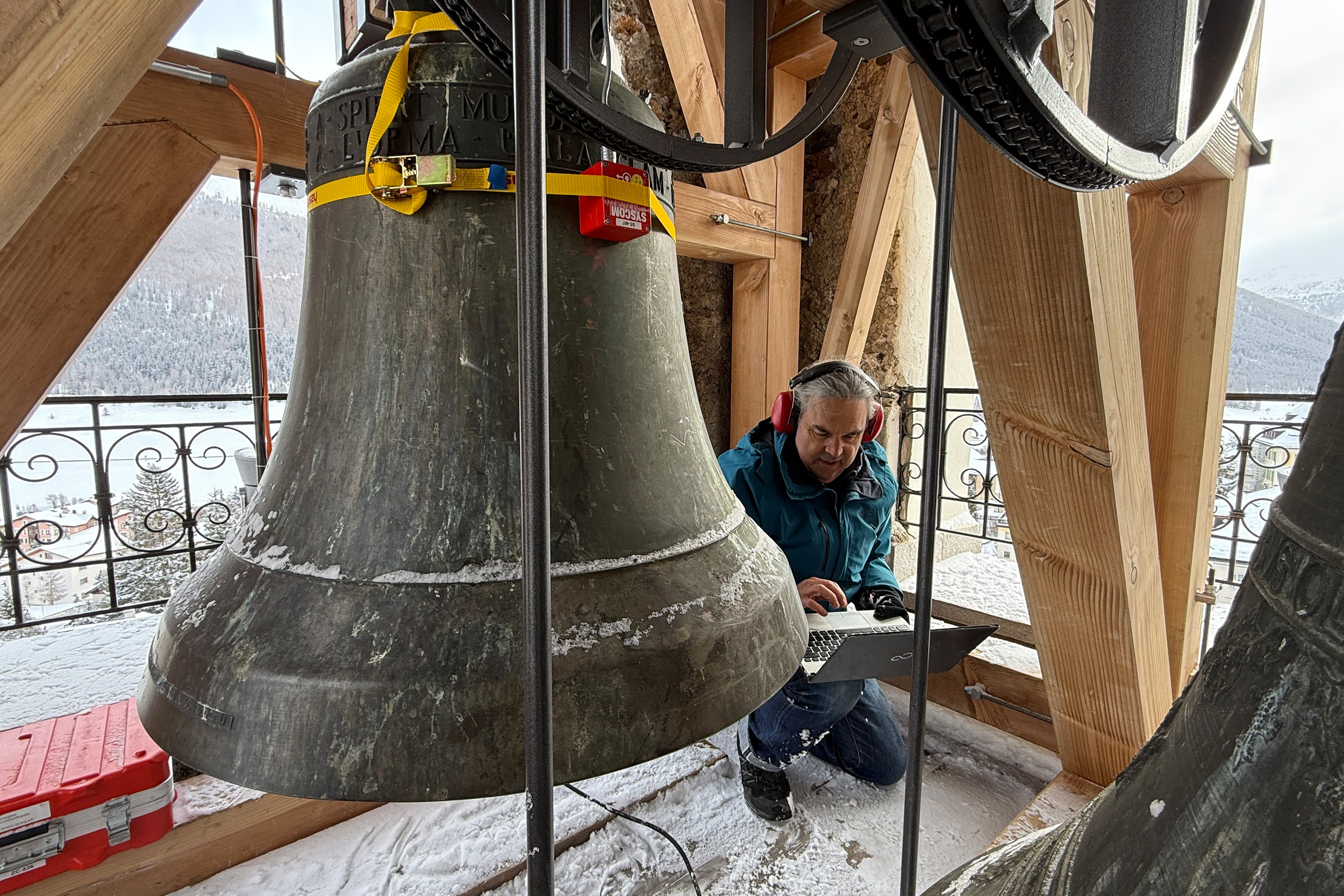 Kirche zuoz Glocke Messung Schwingung Daniel Gsell Foto