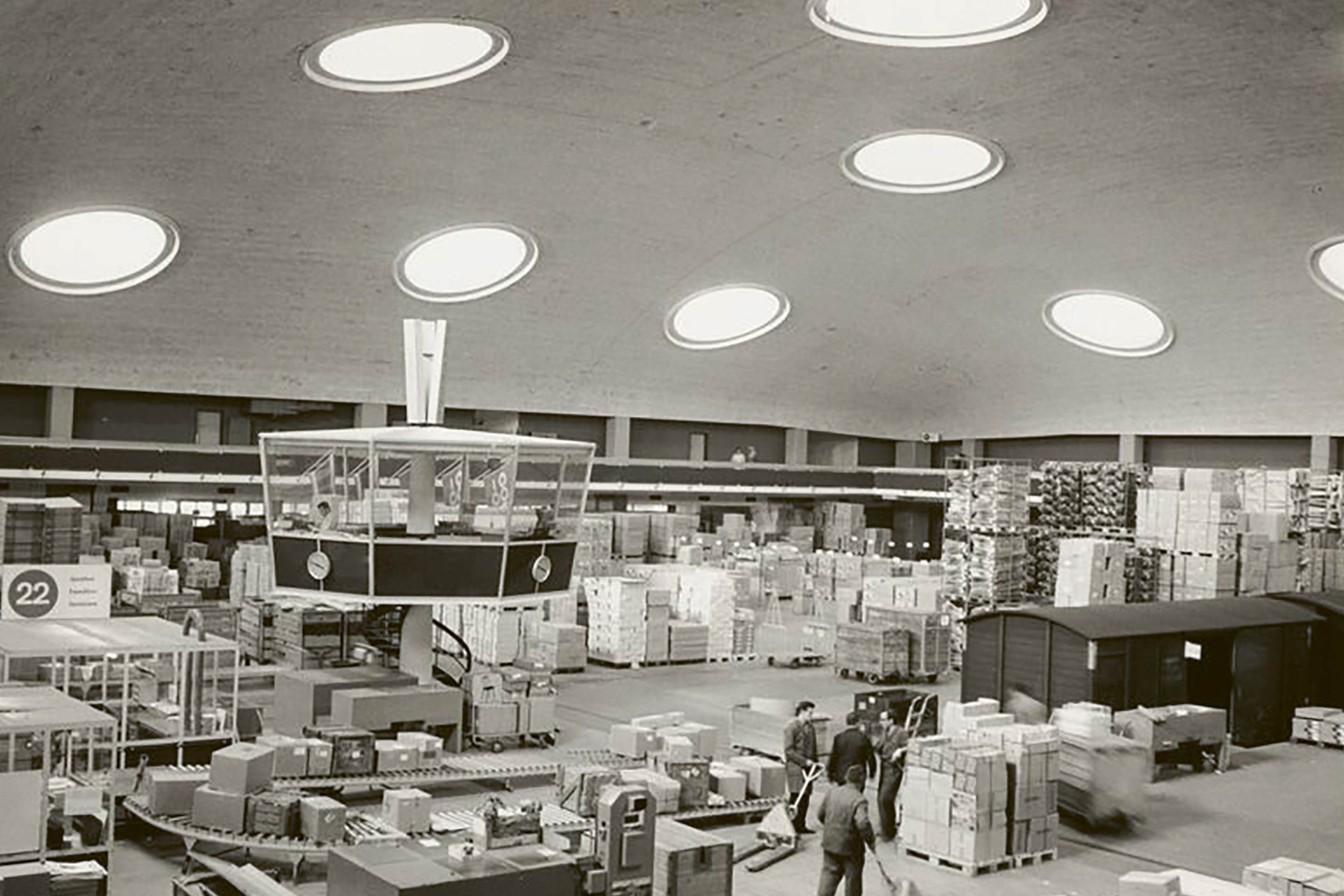 VSK Halle Coop Isler Innen Betonschale Foto