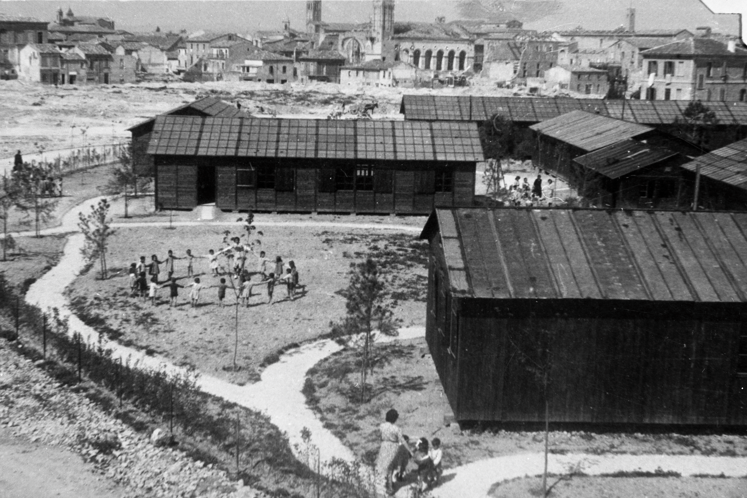 Il Centro Educativo Italo Svizzero (CEIS) all’indomani della sua costruzione, nel 1945-1946, tra le macerie della città di Rimini devastata dai bombardamenti. Fonte: Archivio fotografico del CEIS, Biblioteca civica Gambalunga di Rimini.
