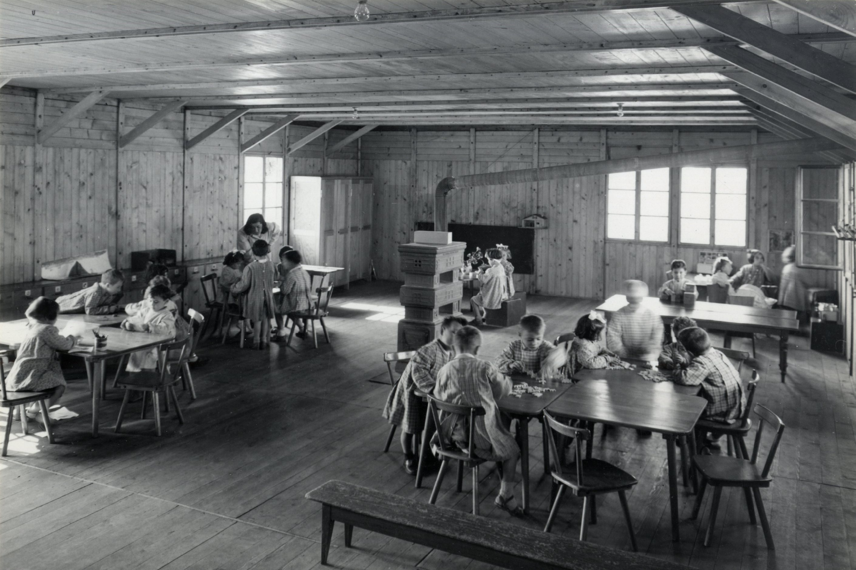 L’interno di una delle aule delle baracche prefabbricate in legno svizzere del CEIS. Fonte: Archivio fotografico del CEIS, Biblioteca civica Gambalunga di Rimini.