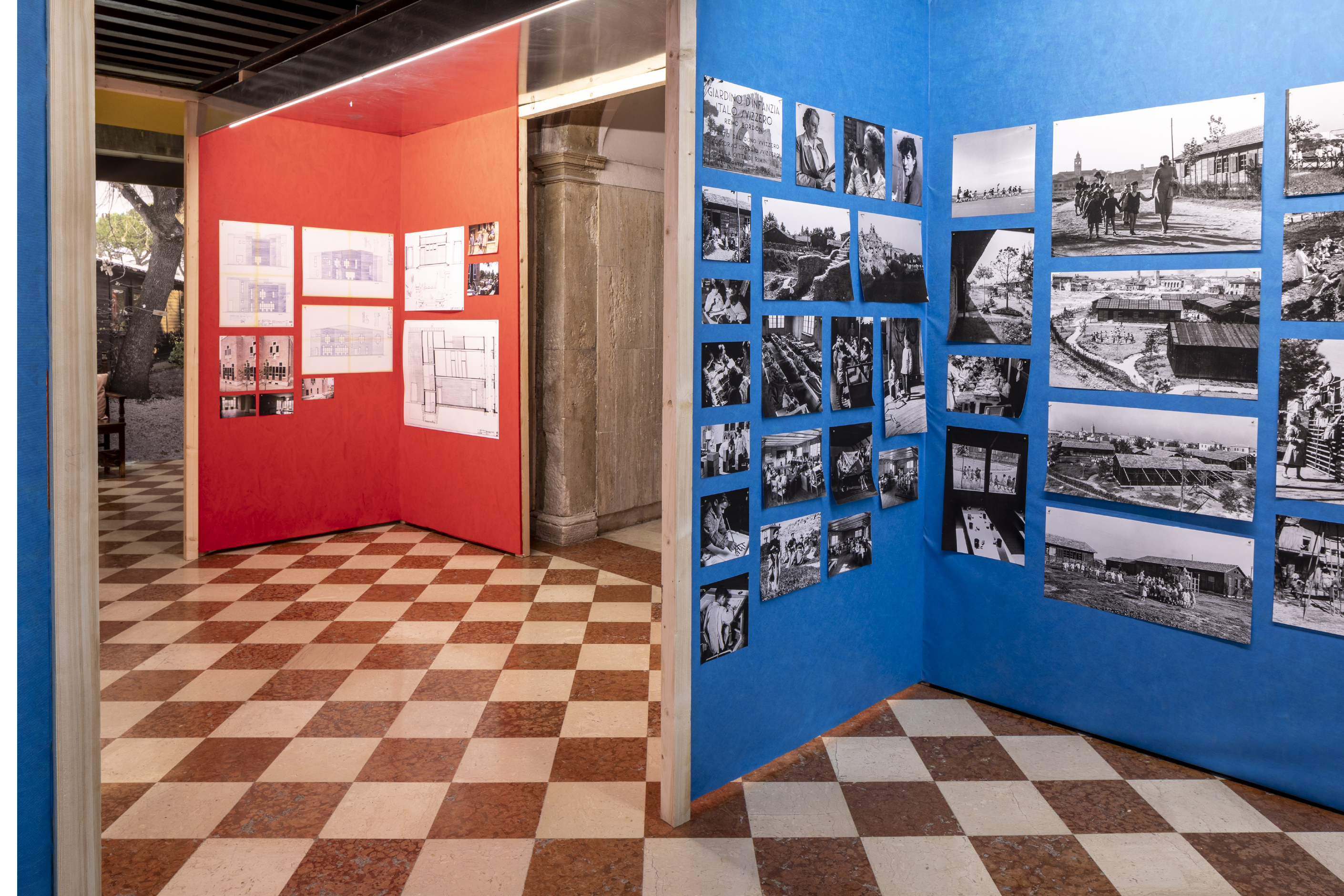 Una vista delle sezioni della mostra veneziana A place to play presso il fondaco di Palazzo Minelli Spada, a Cannaregio, Venezia.