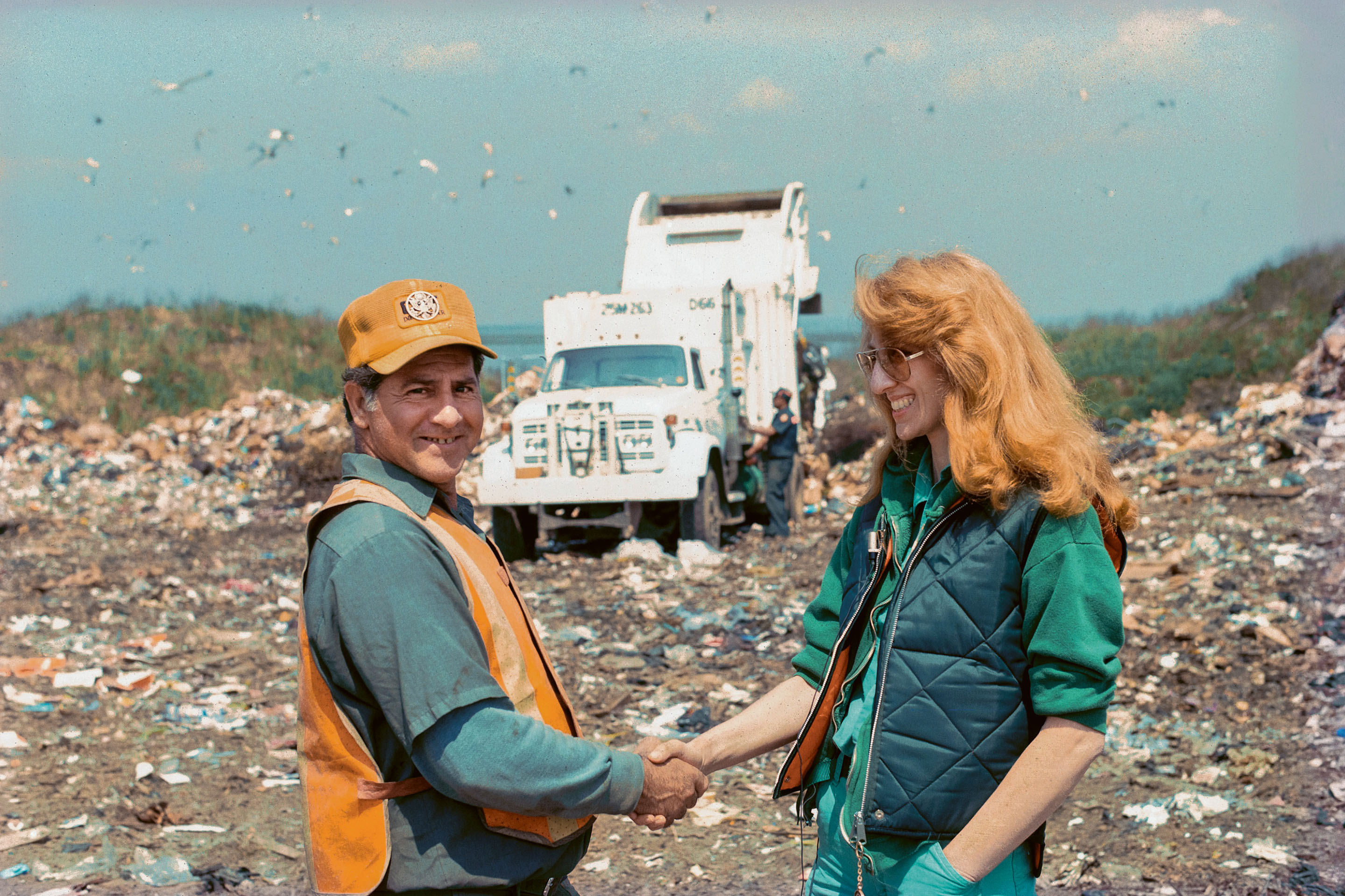 Mierle Laderman Ukeles, Touch Sanitation Performance, 1980, avec des éboueurs new-yorkais.