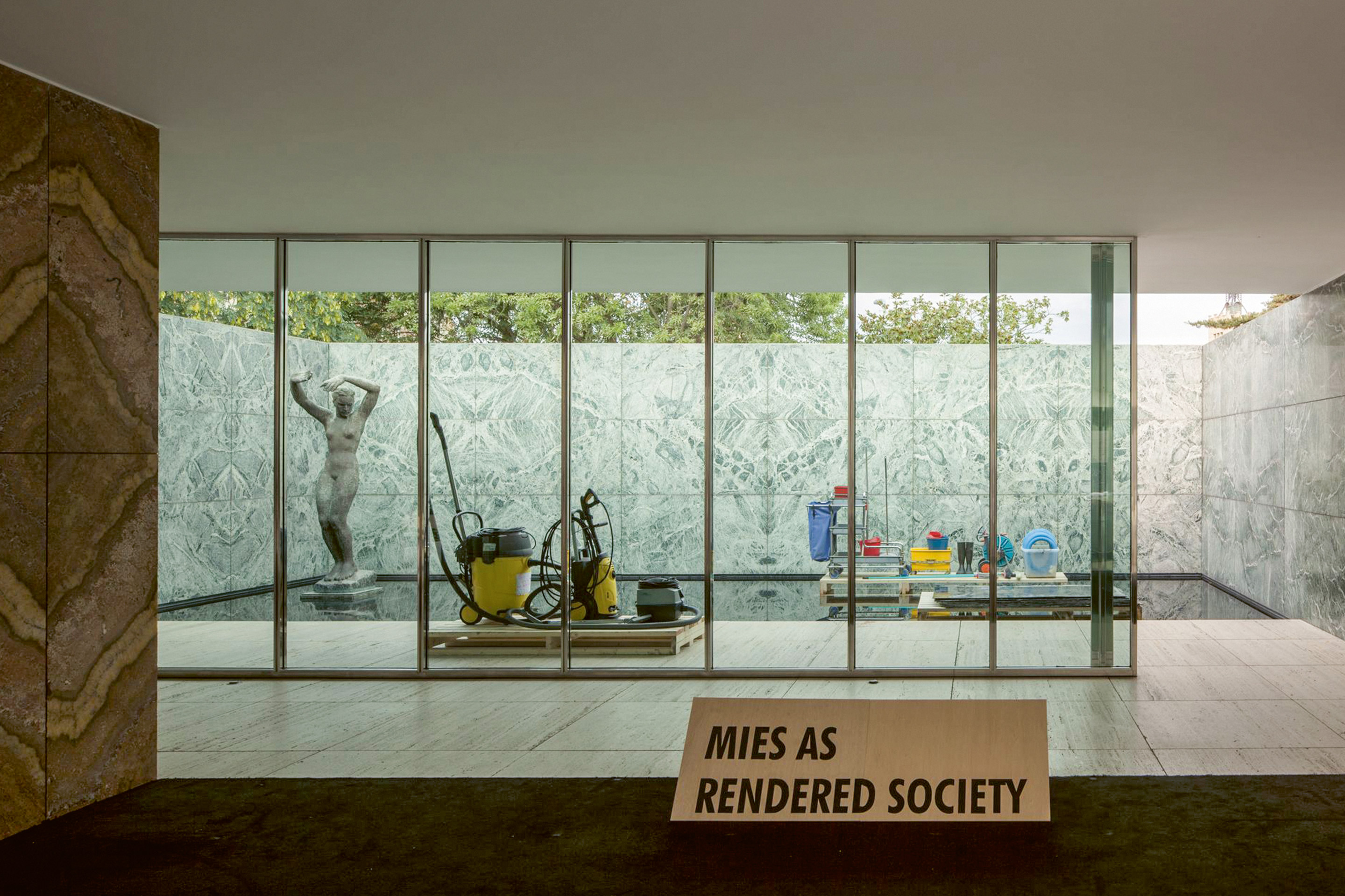 Matériel d'entretien stocké dans le sous-sol du Pavillon de Mies van der Rohe à Barcelone.