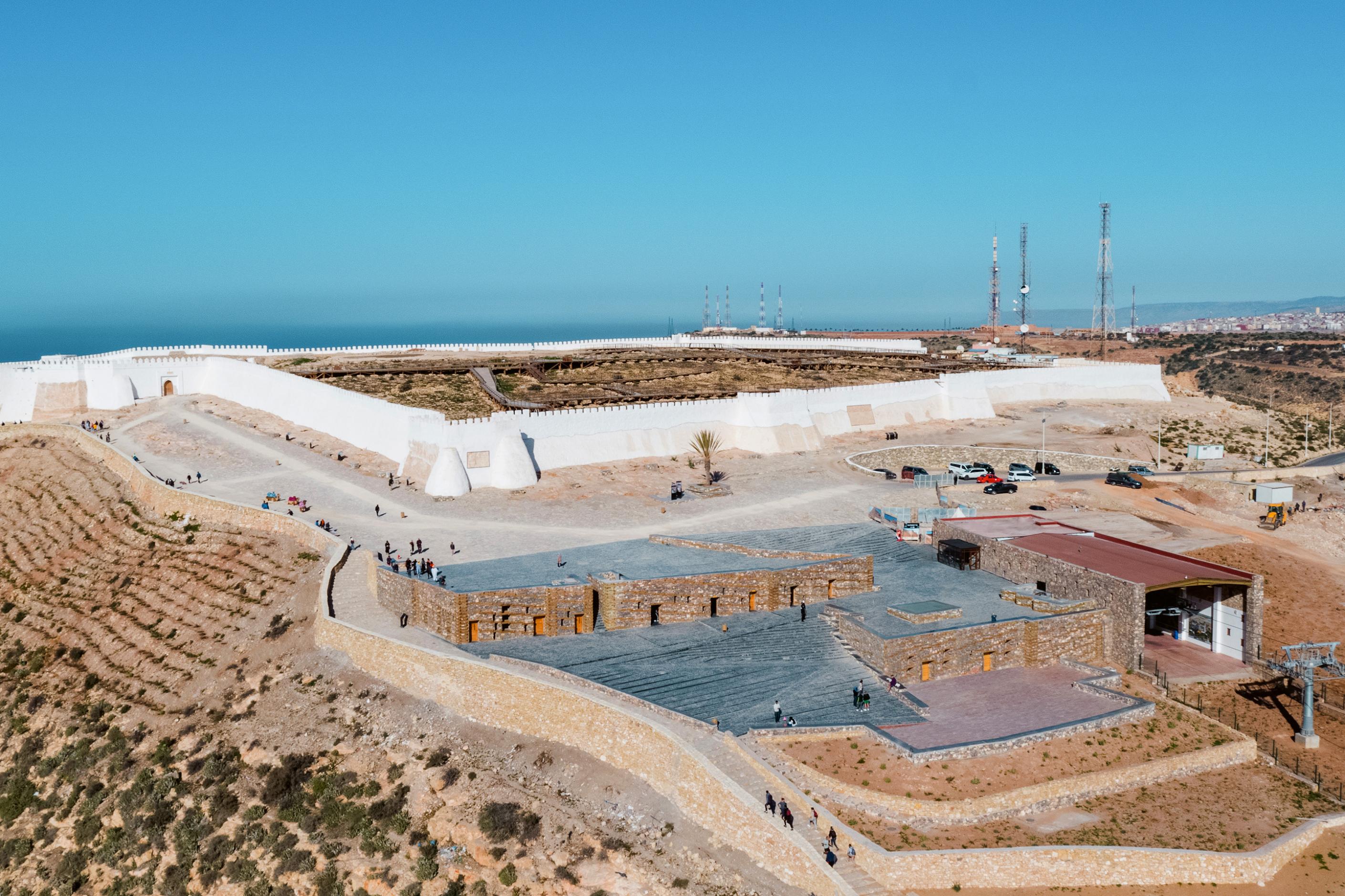 Antica cittadella diventata Medina nel XVI secolo, la Kasbah Agadir Oufella viene abbandonata con la creazione del porto di Essaouira (1760), bombardata dall'esercito francese tra il 1911 e il 1913, trasformata in campo militare, classificata patrimonio nazionale nel 1932 e gravemente danneggiata dal sisma del 1960.