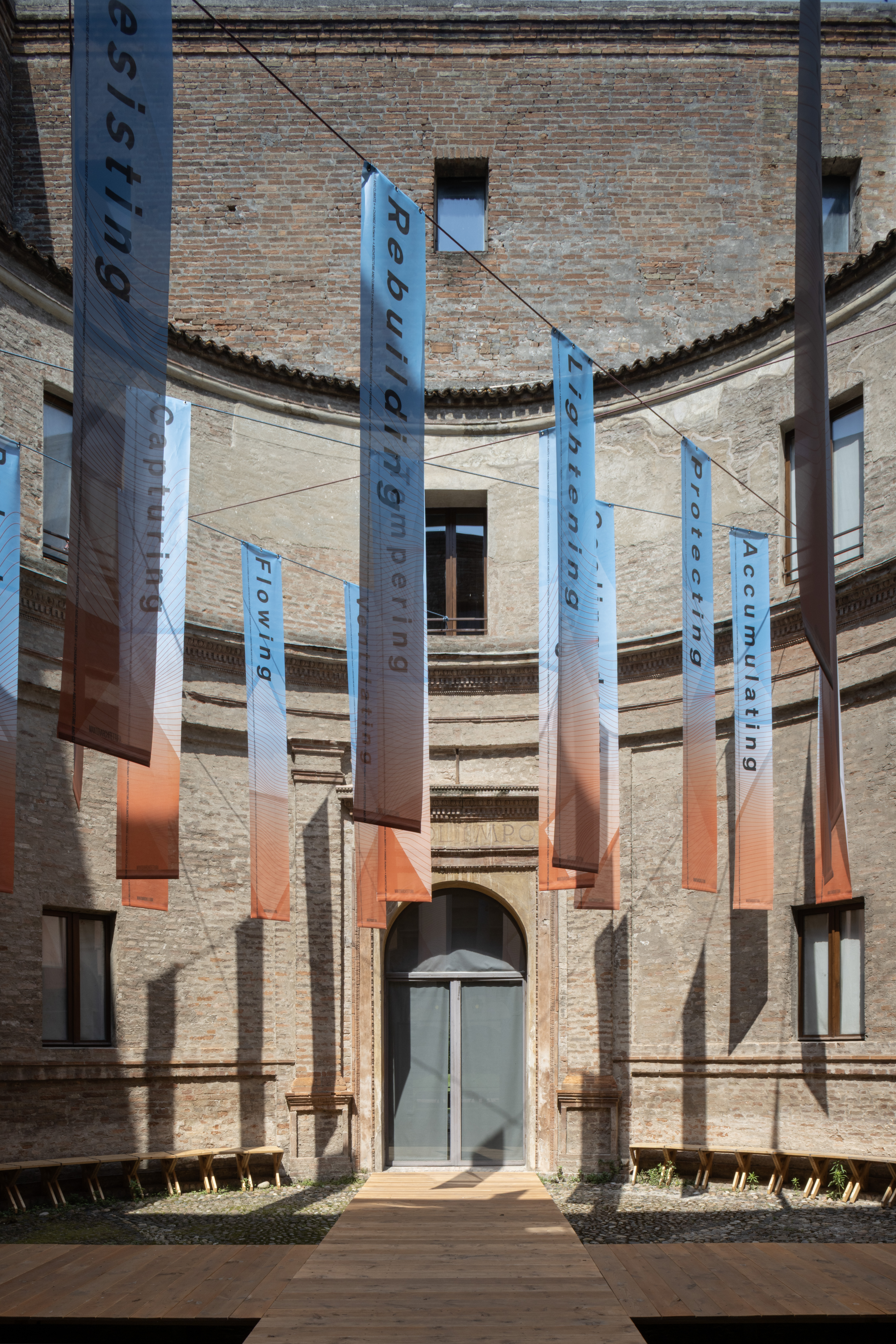I banner dei 26 verbi nella corte interna di Casa del Mantegna
