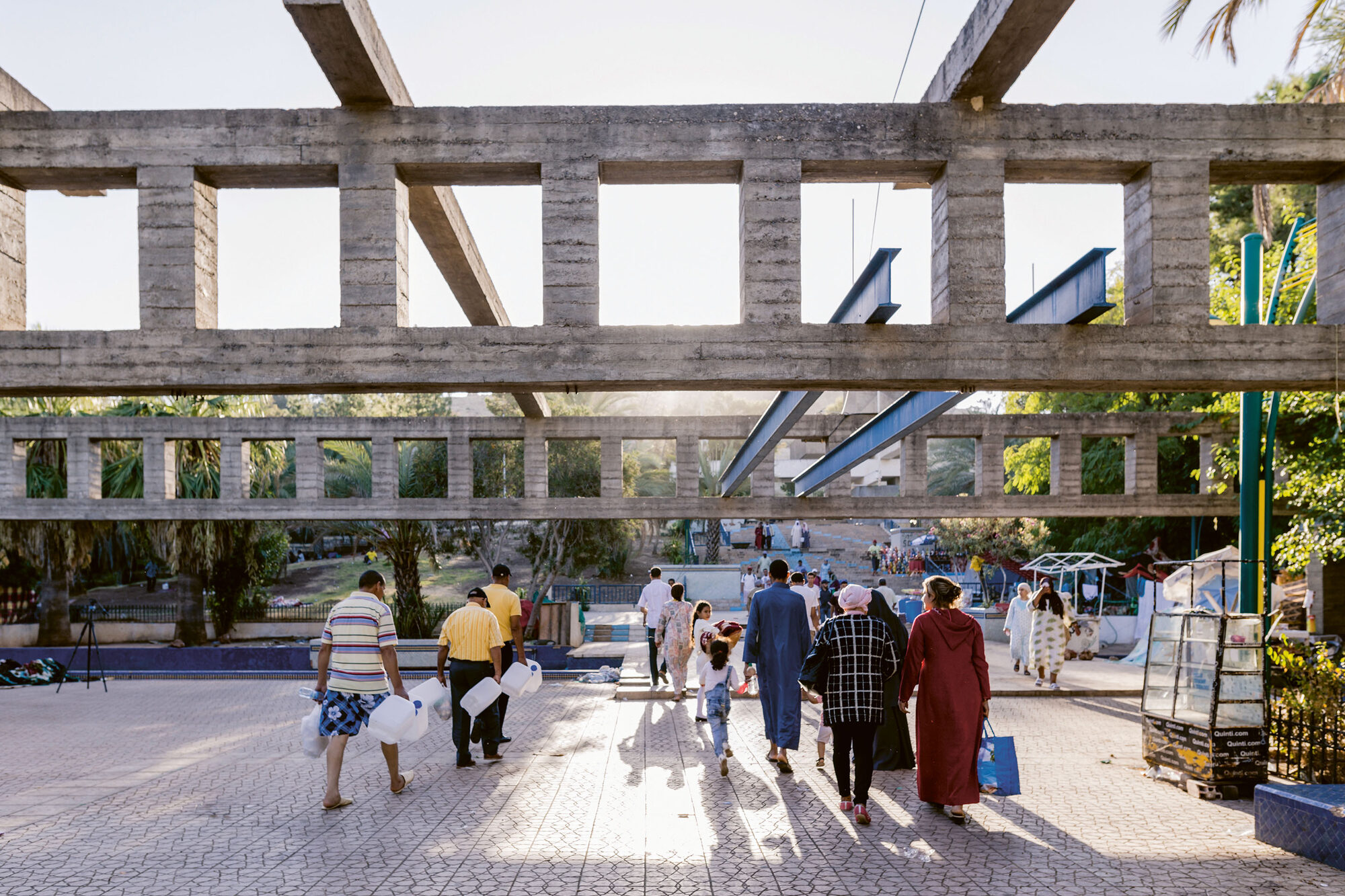 Grande ombrière en béton de la station thermale de Sidi Harazem, visiteurs passant dessous