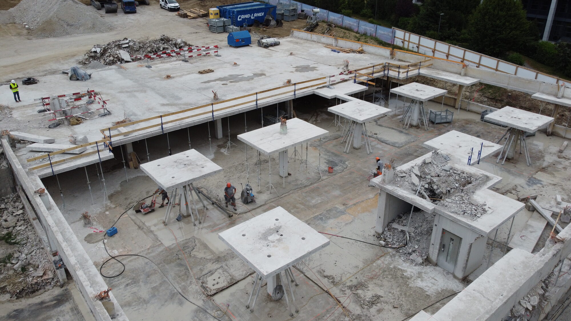 Chantier de déconstruction: sciage et levage de dalles en béton sur le site des Baumettes à Renens.