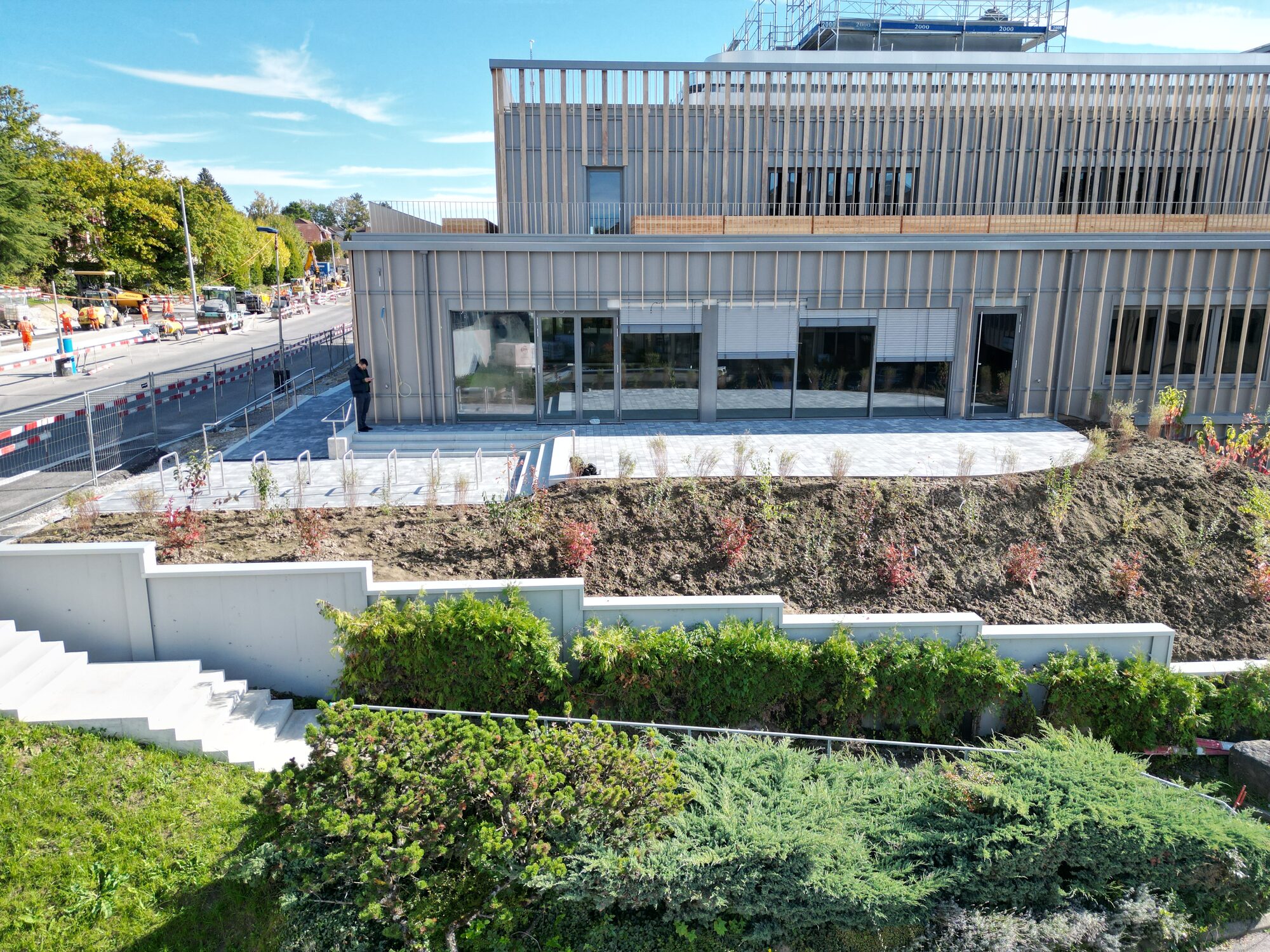 Dalles de béton réemployées en mur de soutènement.