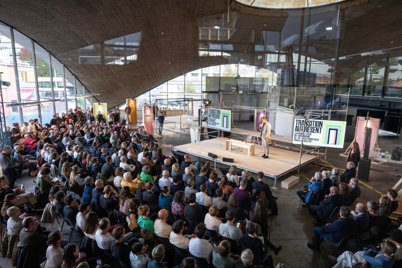 Public nombreux assistant à une conférence sous la toiture du Pavillon Sicli, lors d’une précédente édition des Rendez‑vous de l’urbanisme