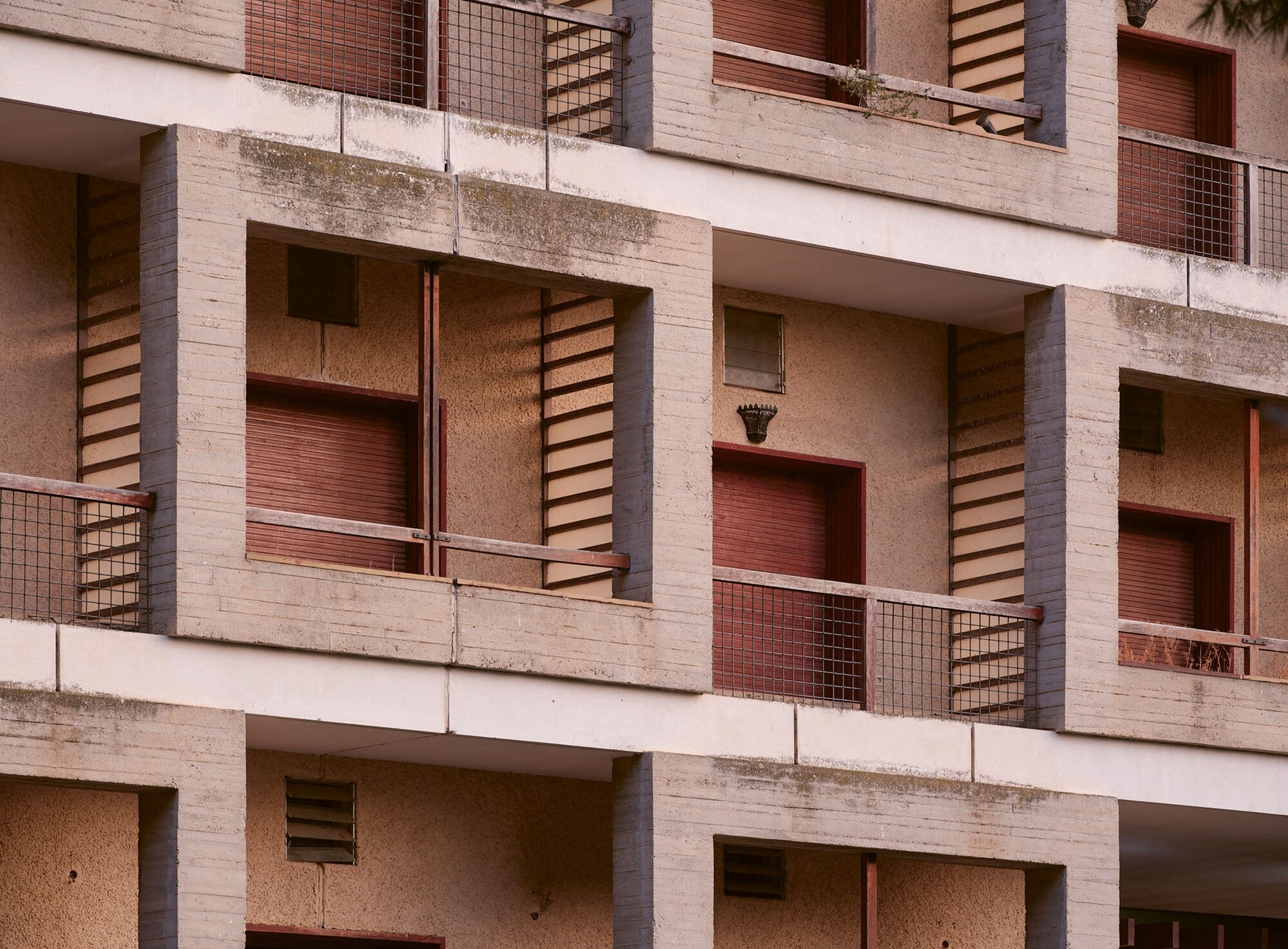 Façade de l’hôtel de Sidi Harazem avec balcons et brise-soleil en bois