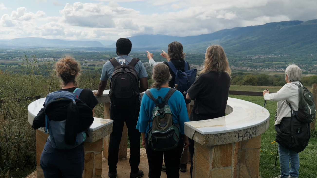 Groupe de marcheurs regardant le paysage depuis un point de vue aménagé, lors d'une promenade LAC 23.26