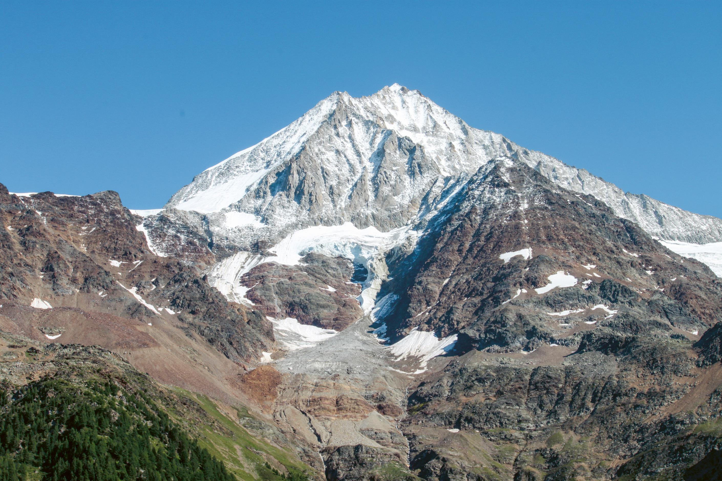Il Birchgletscher nell'agosto 2010. Le parti superiore e inferiore sono ancora collegate. Si distinguono già dei detriti nella parte inferiore, nonché il contatto tra le rocce granitiche chiare del Bietschhorn e le anfiboliti più scure del Kleines Nesthorn.