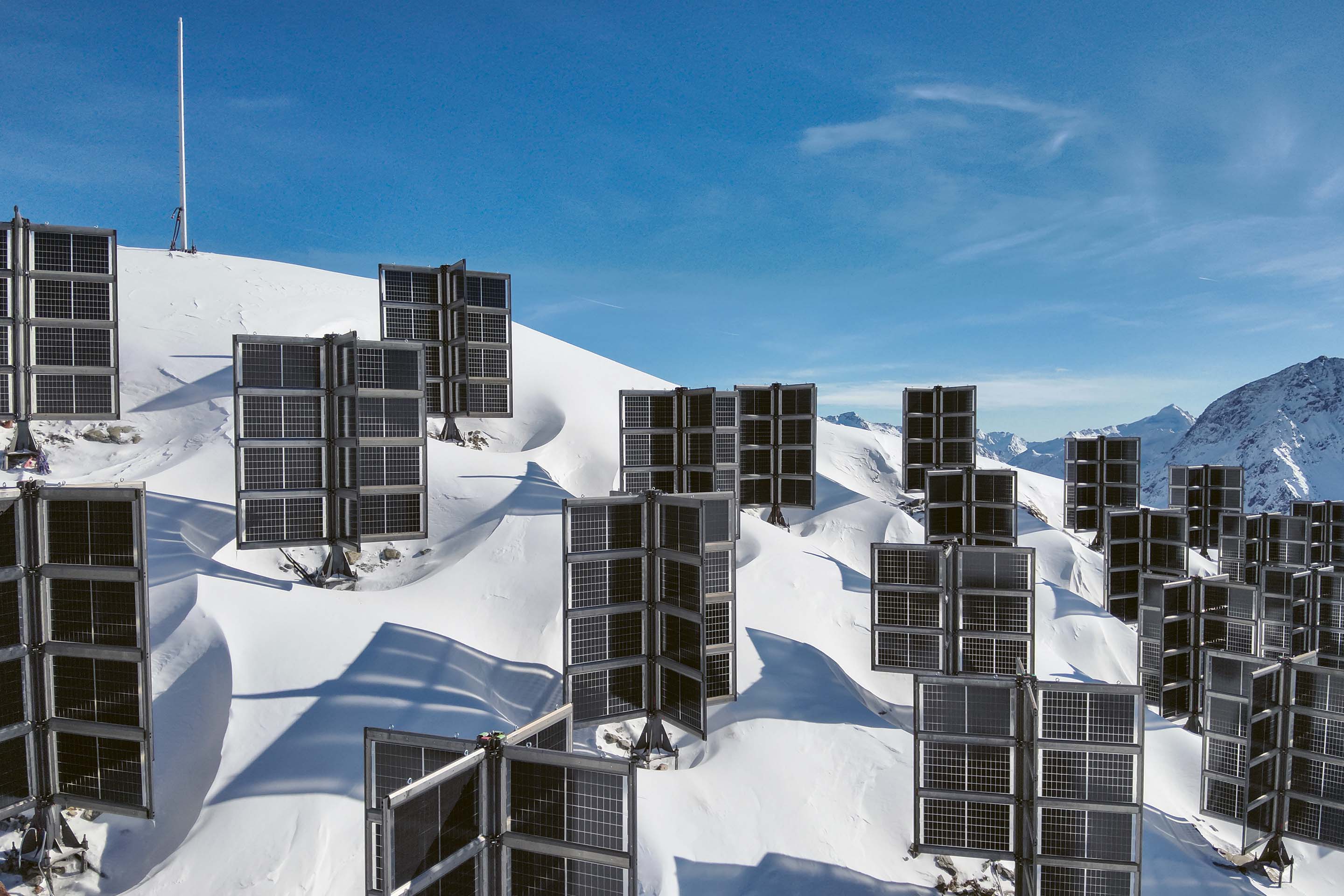 Helioplant PV Ständer Bäume Sölden Tirol Solarfeld Foto